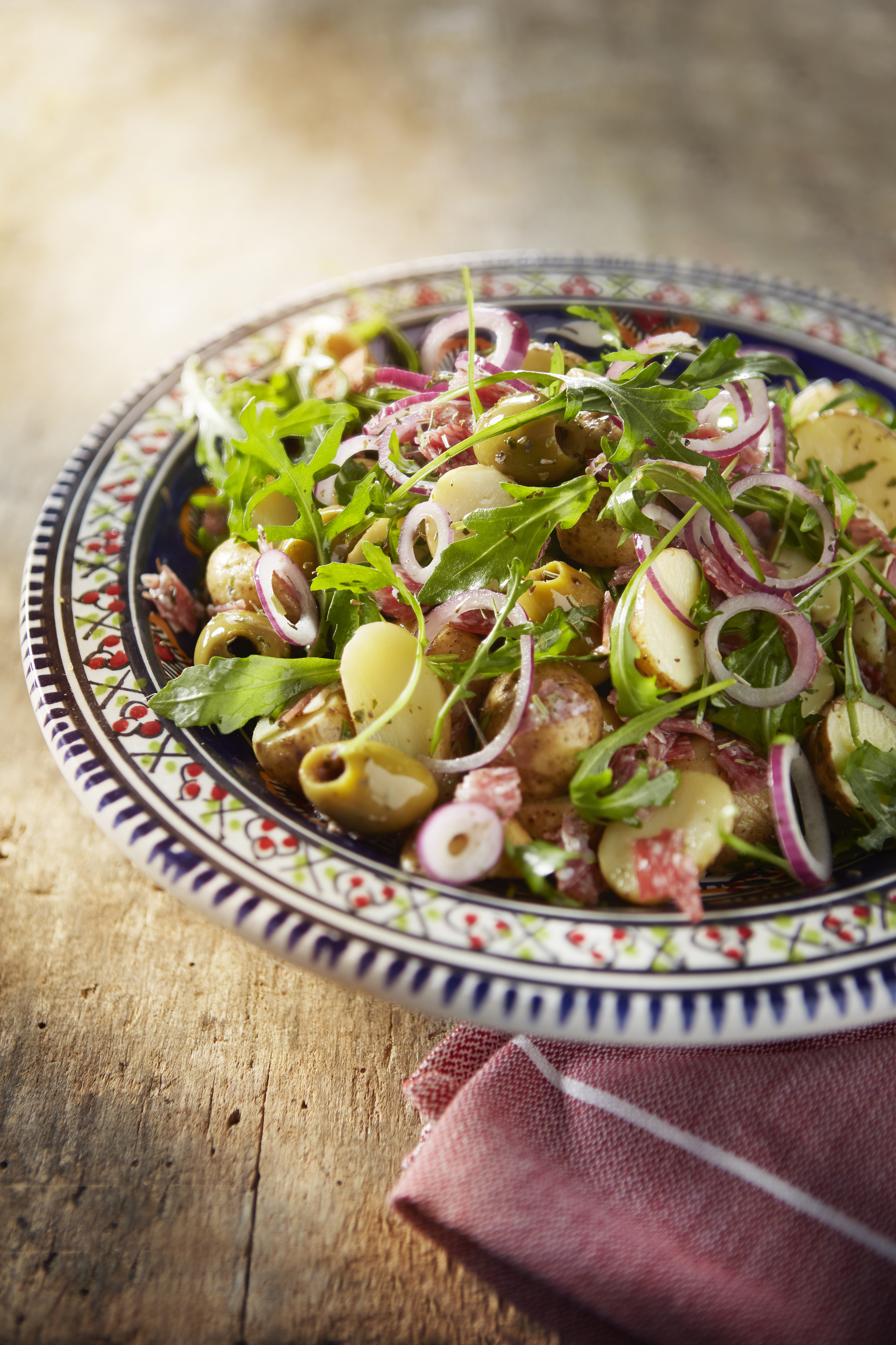 Lauwwarme aardappelsalade met salami en olijven