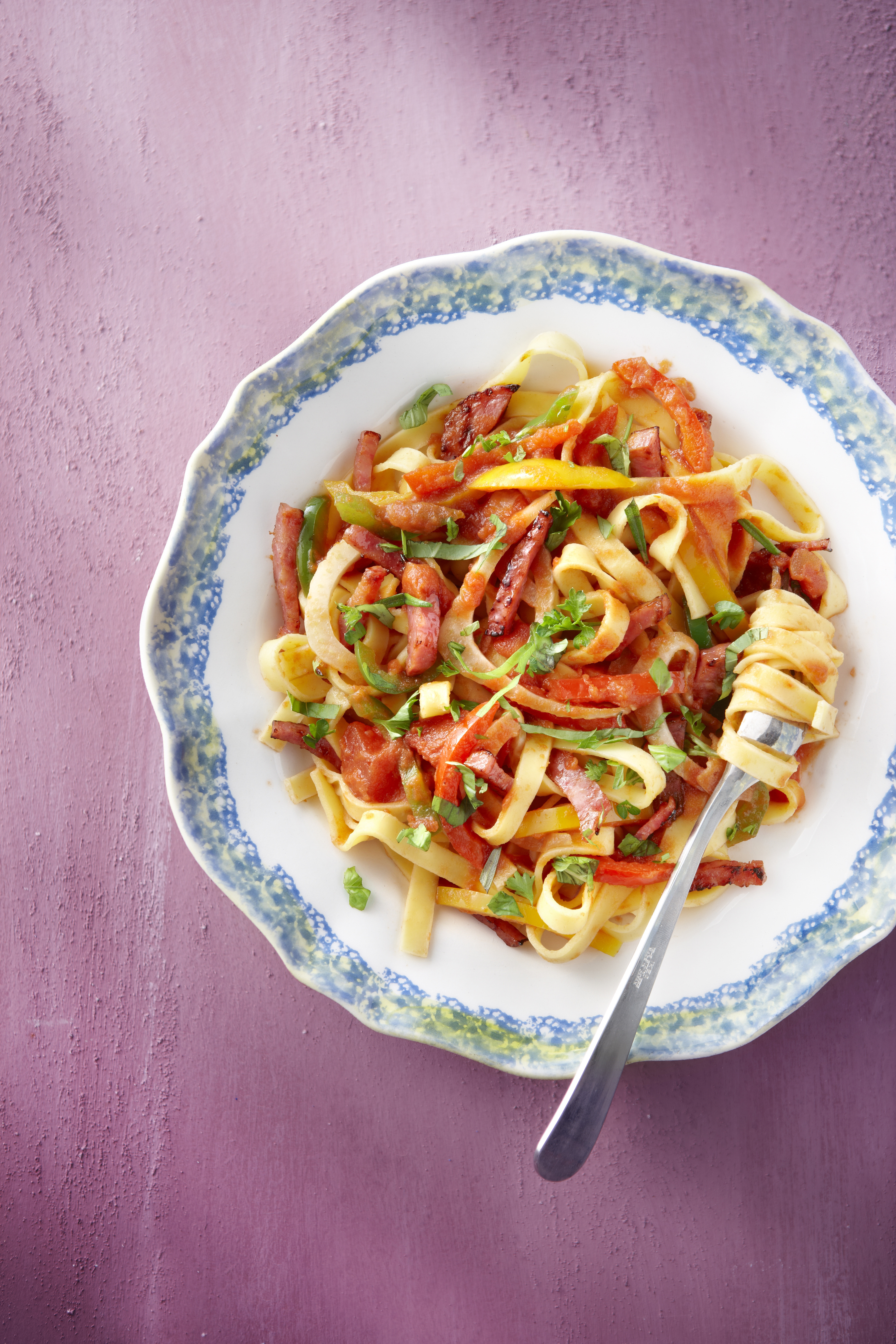 Tagliatelle met paprika, venkel en salami