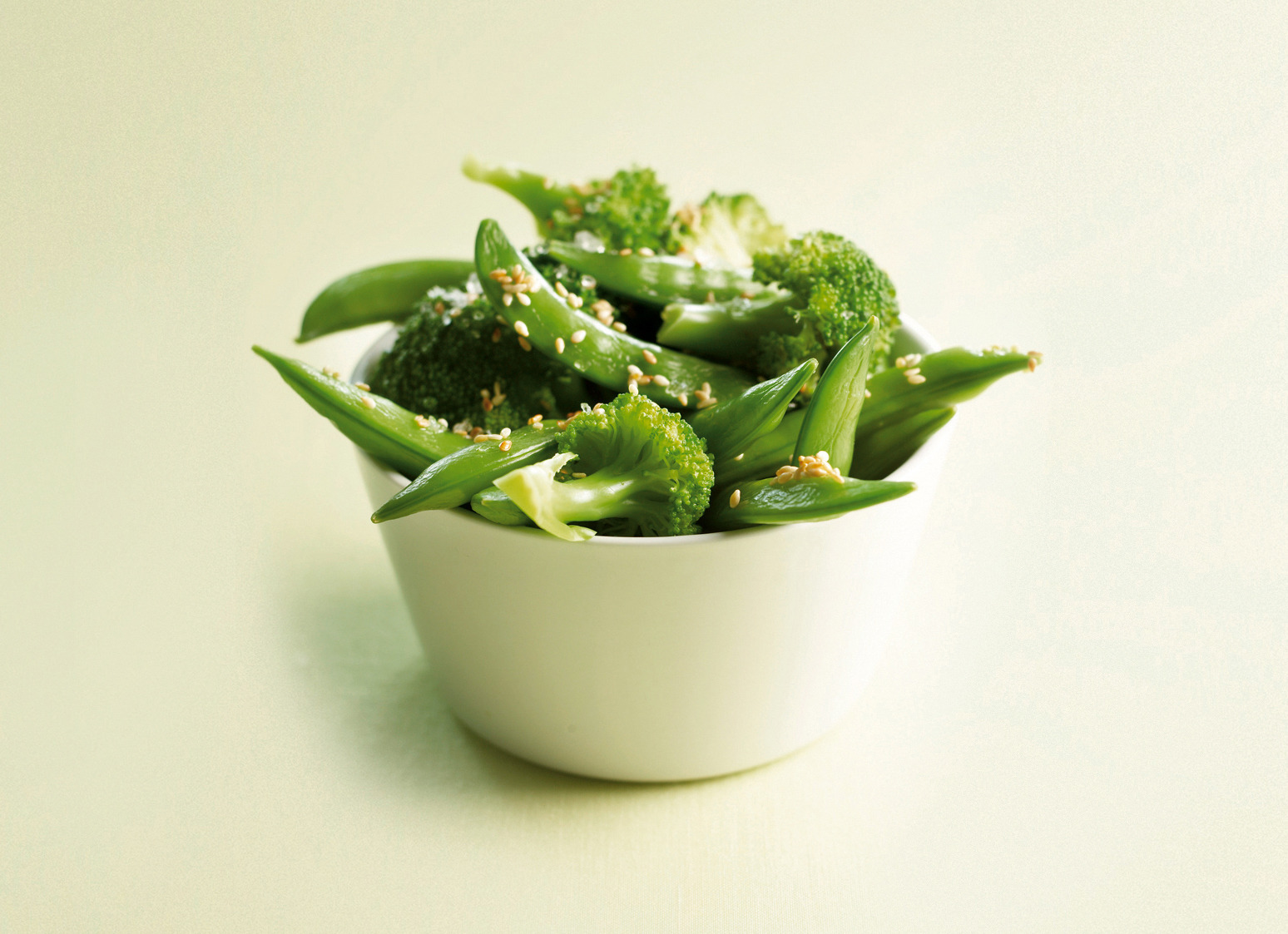 Sugarsnaps en broccoli met zeezout en sesam