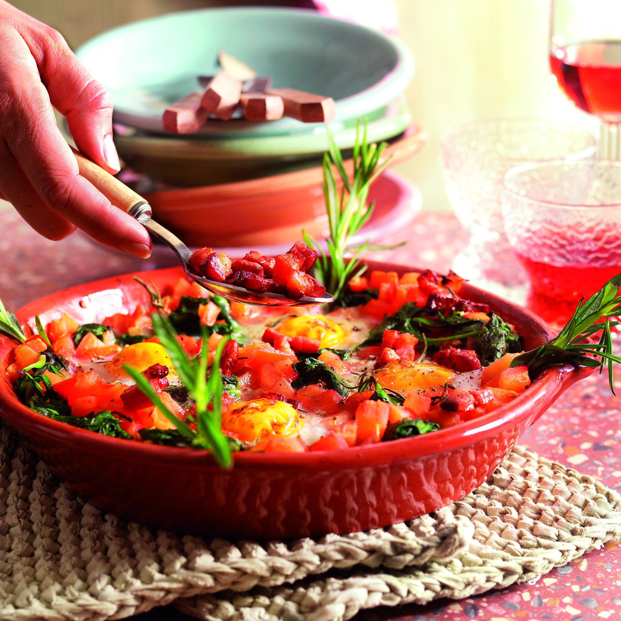 Spinazie met tomaat, spekjes en ei