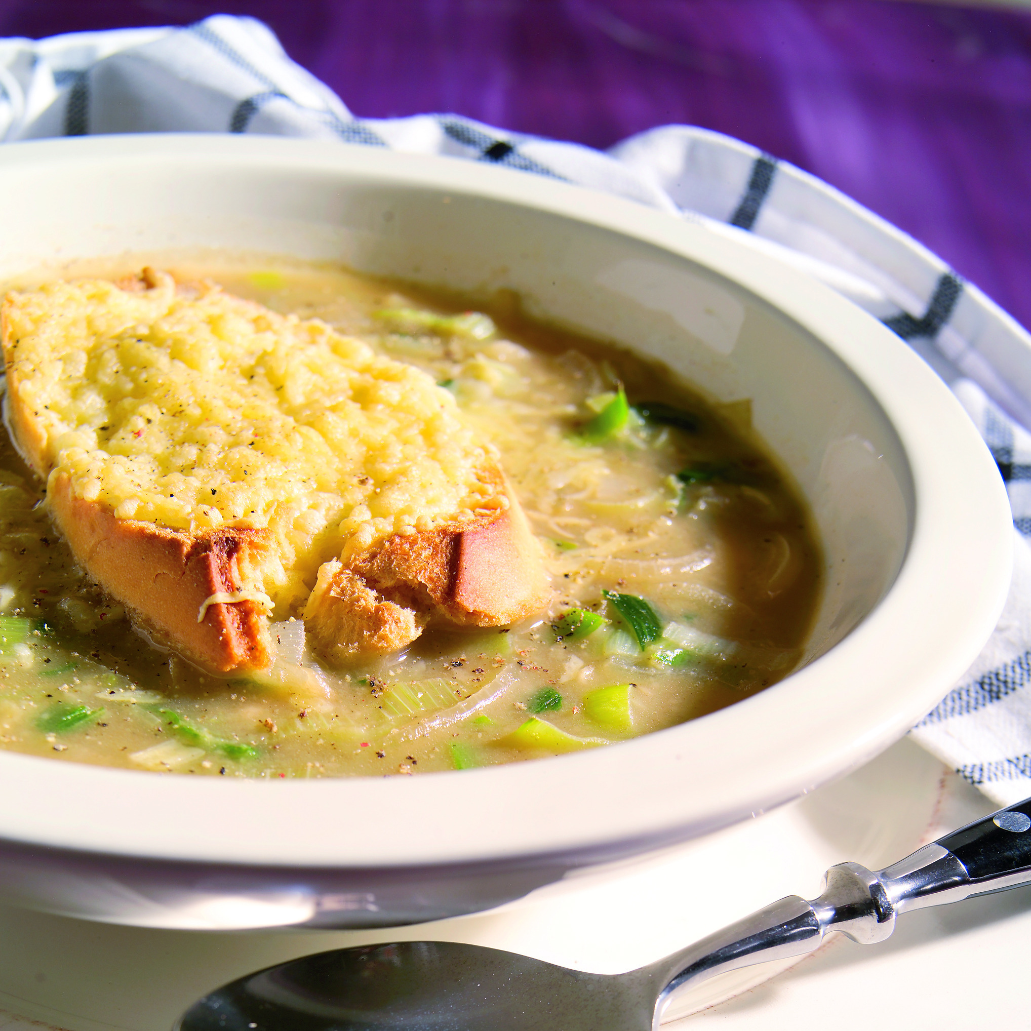 Snelle ui-preisoep met kaas