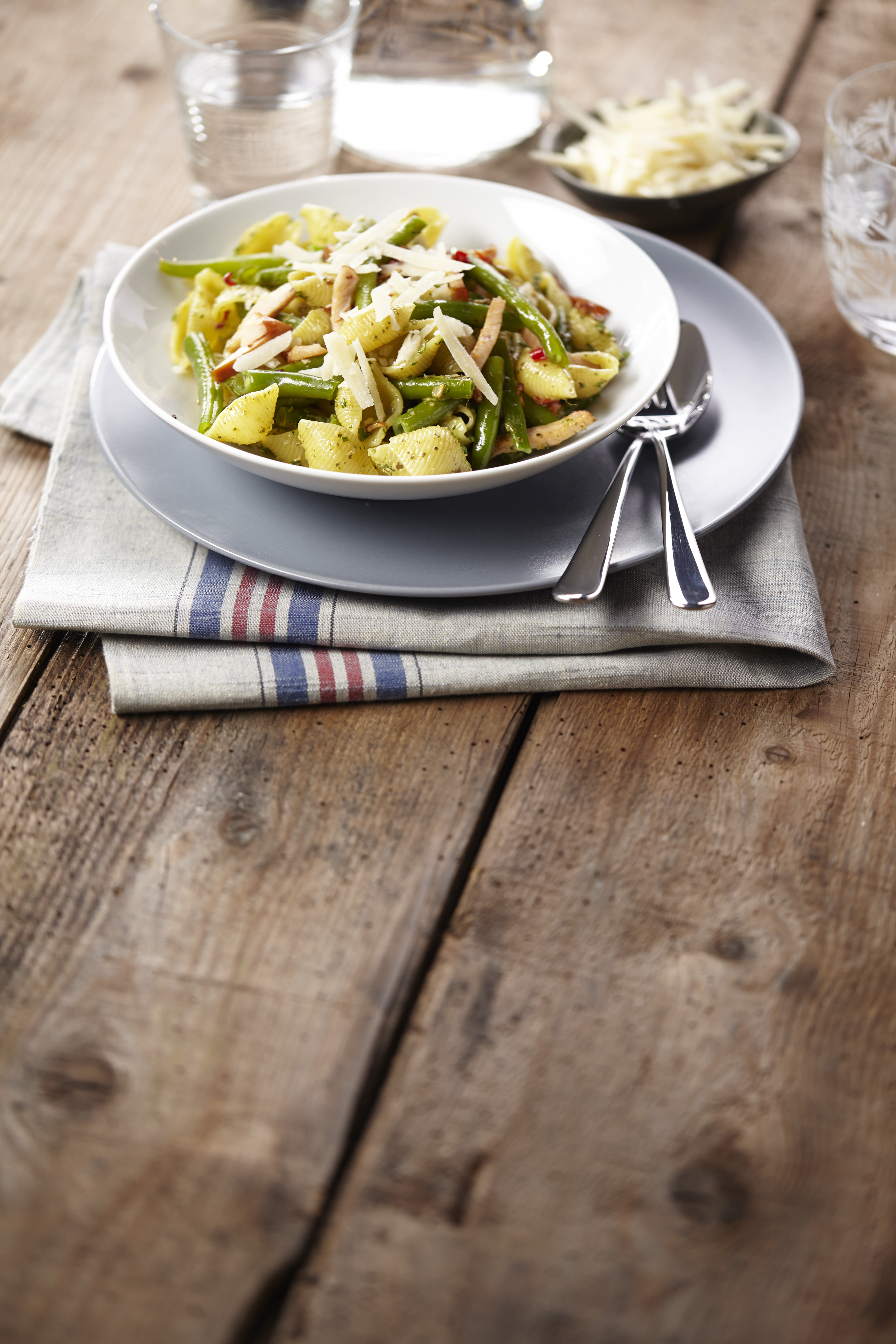 Schelpjespasta met kip, pesto en boontjes