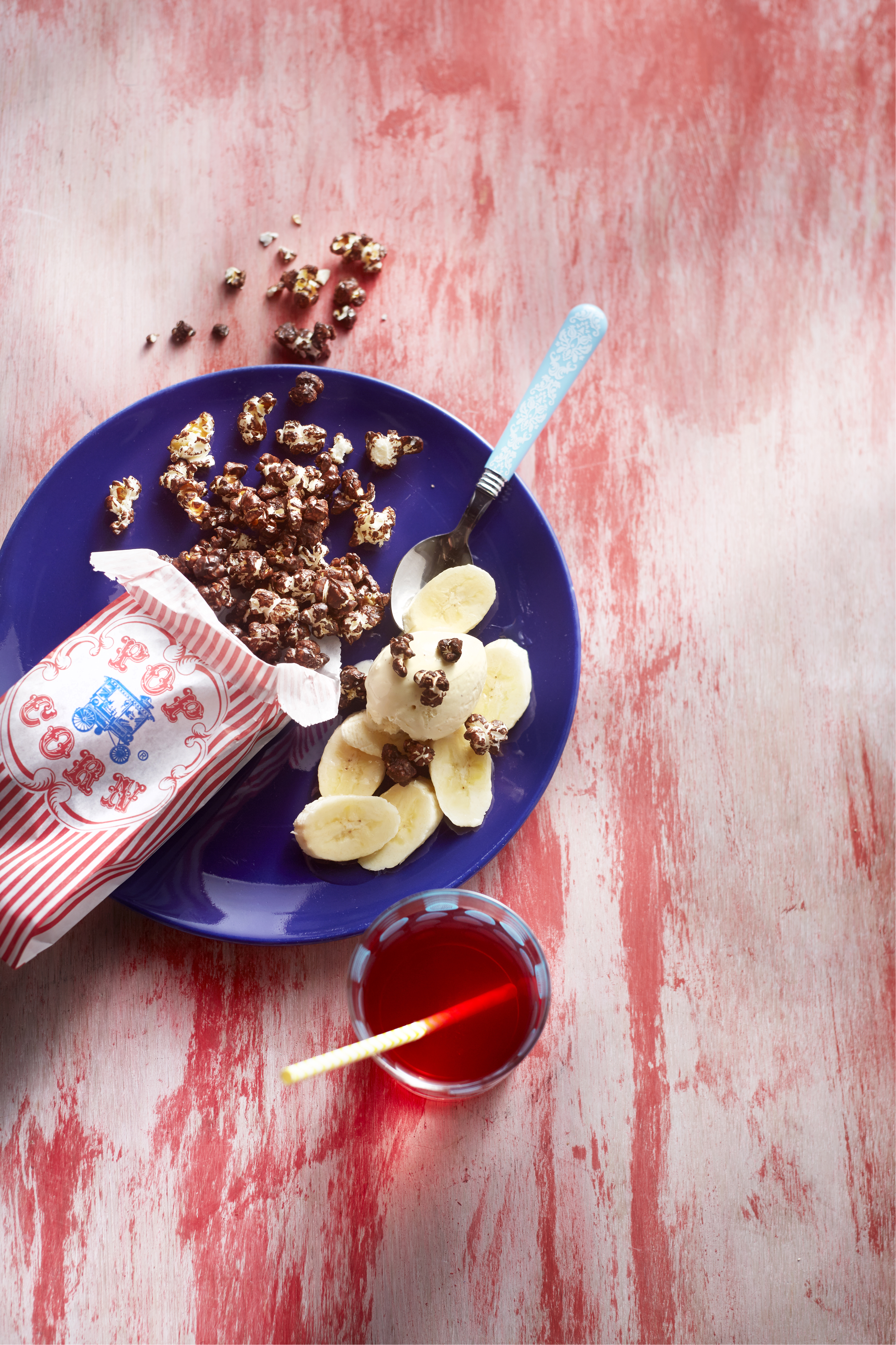 Chocoladepopcorn met ijs en banaan