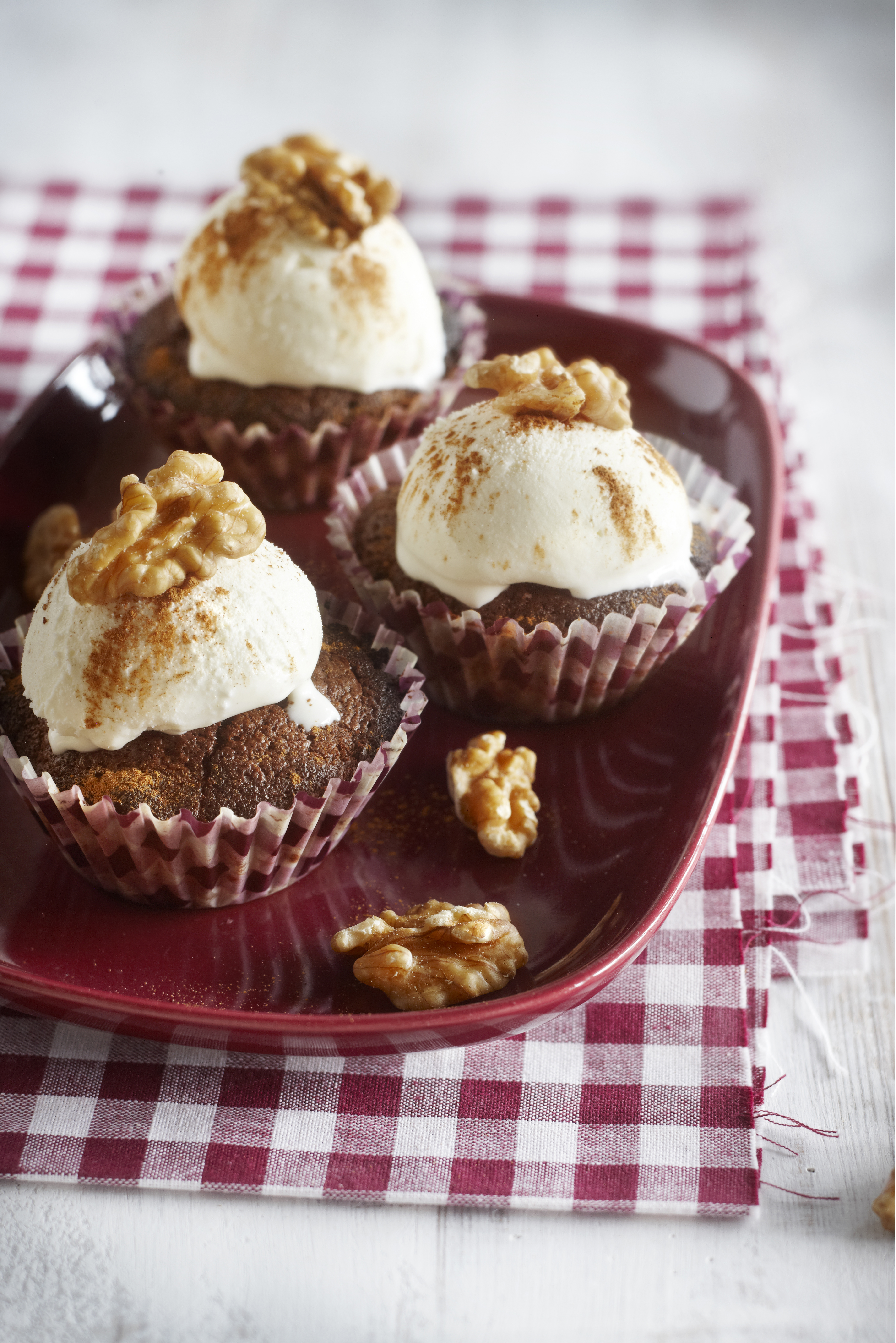 Chocoladecupcake met nootjes en roomijs