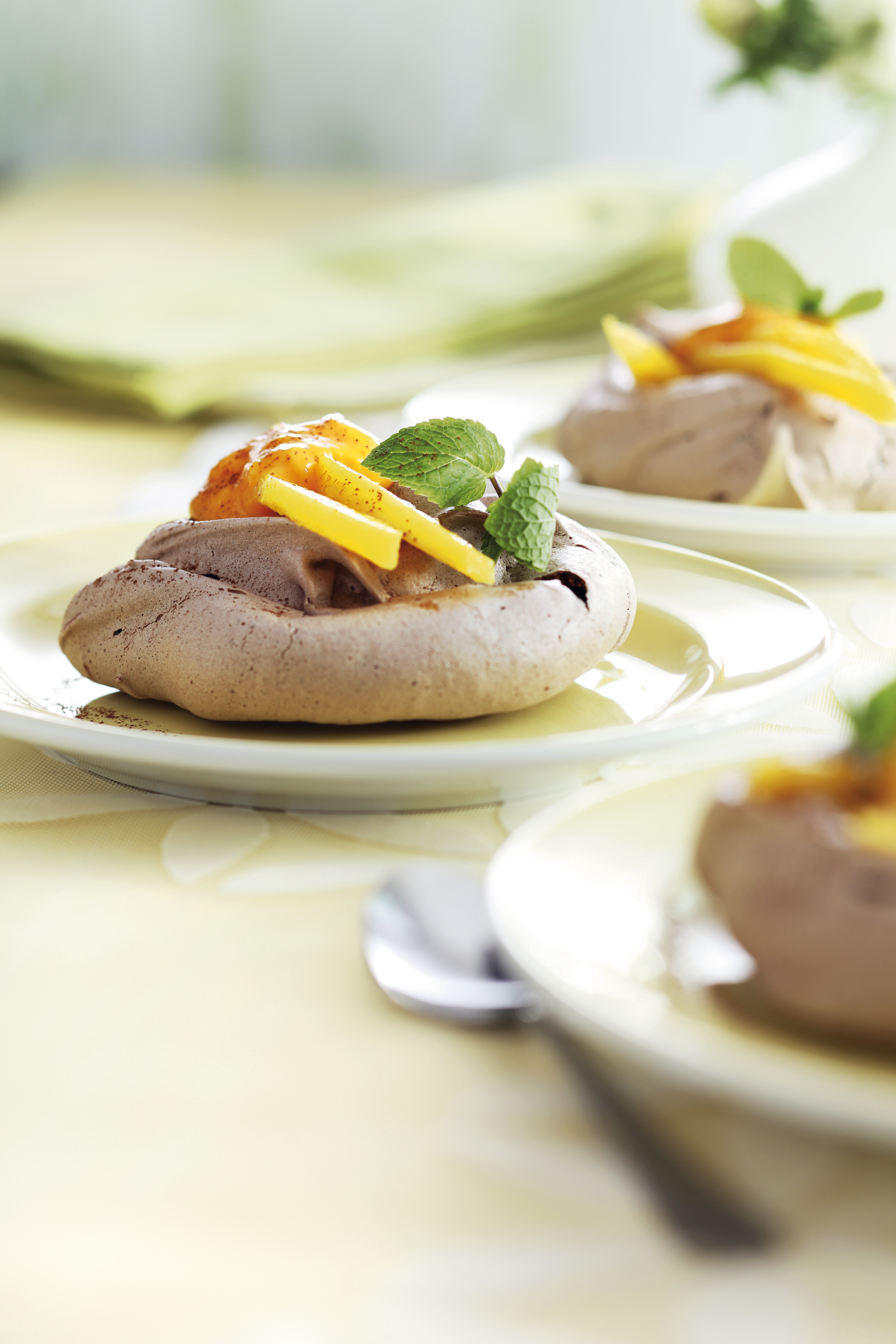 Chocolade-notenmerengue met mango en advocaat