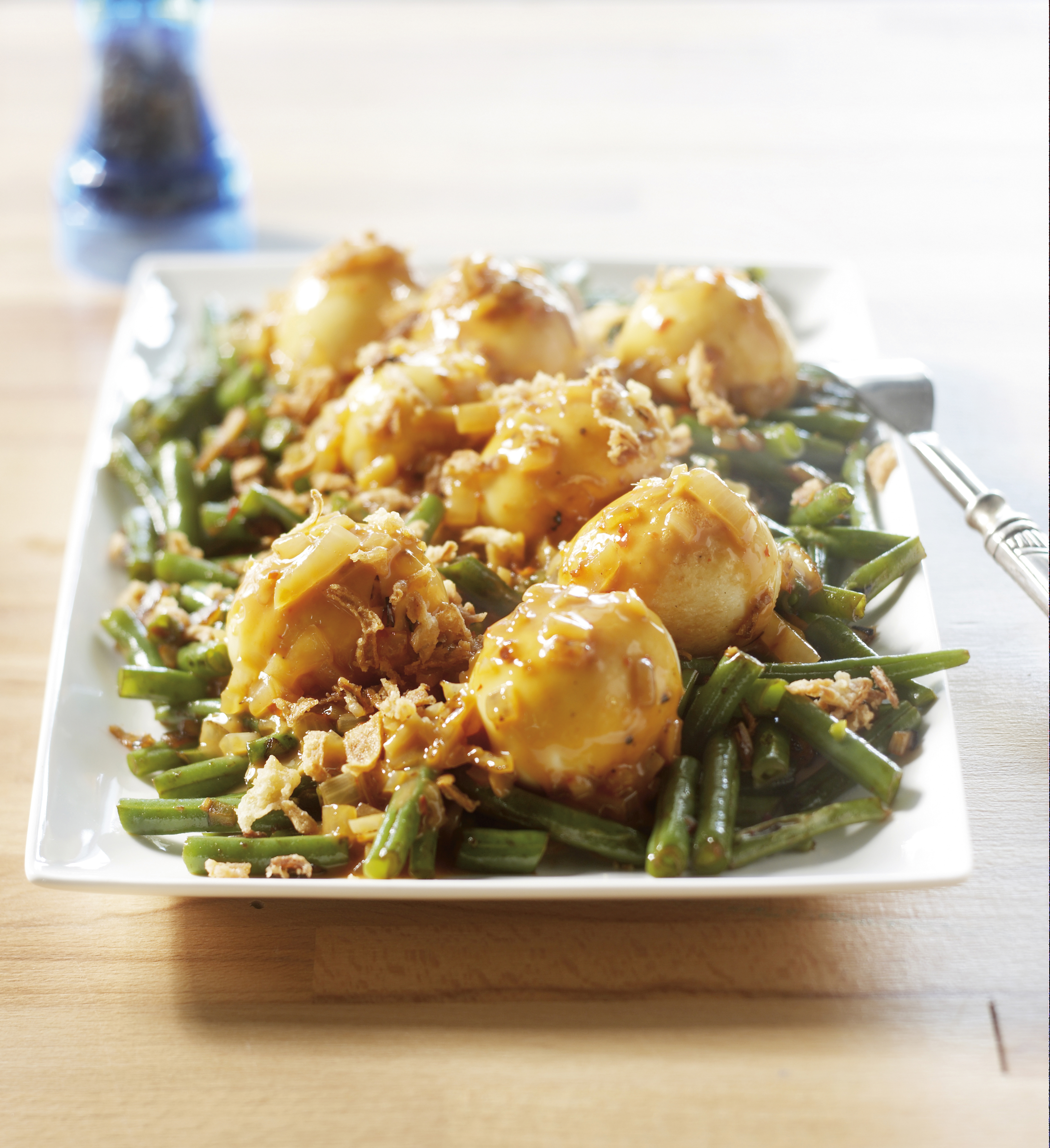 Sambal goreng telor met toemis boontjes