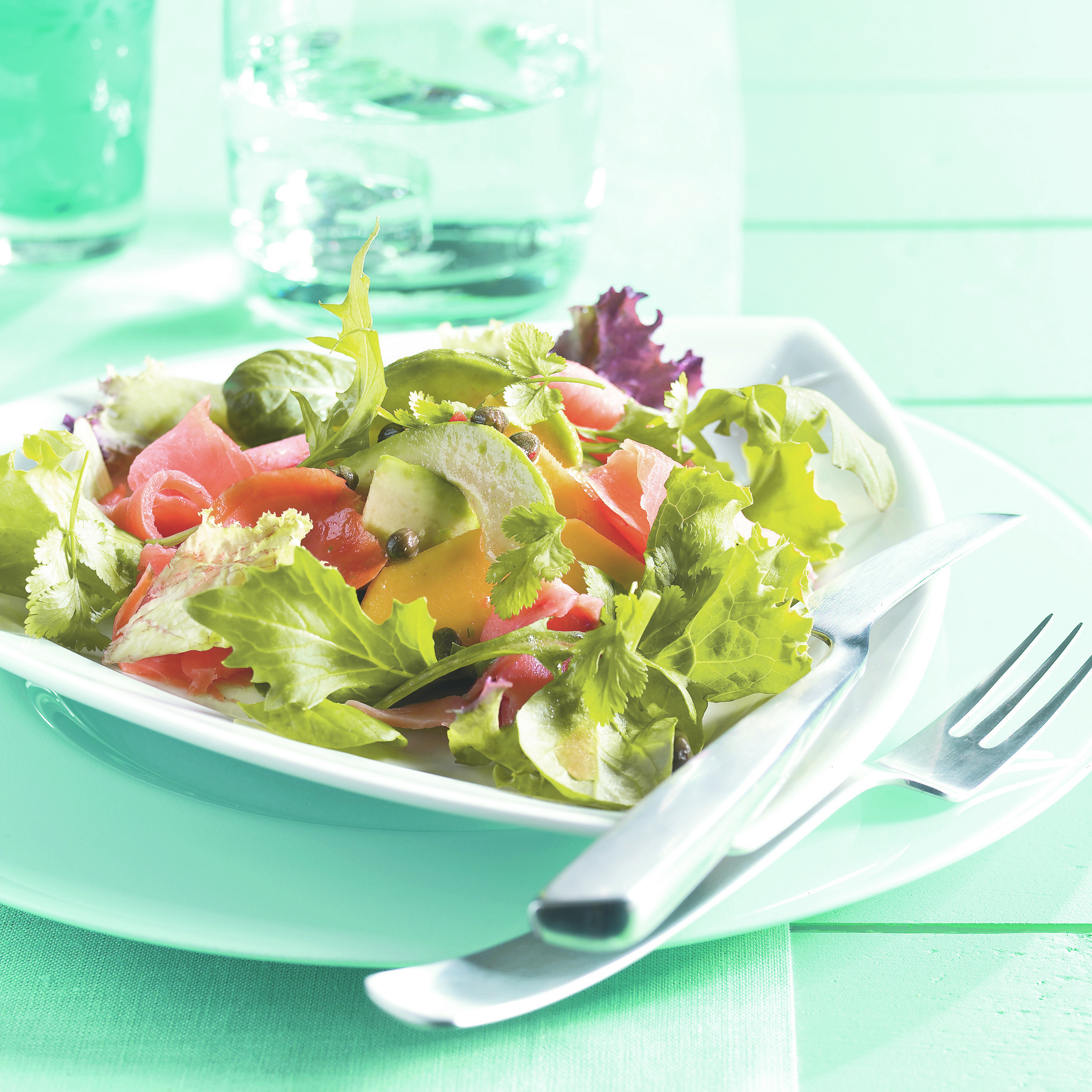 Salade van mango, avocado en zalm