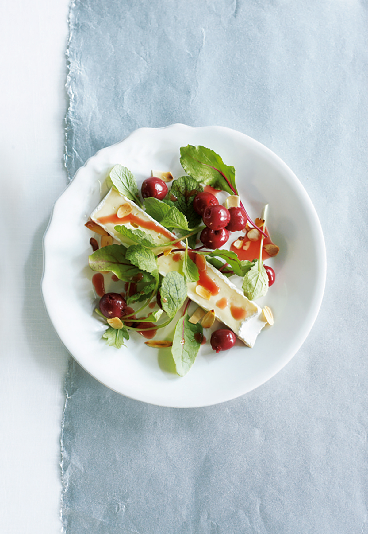 Salade met warme brie, kersen en kaneeldressing