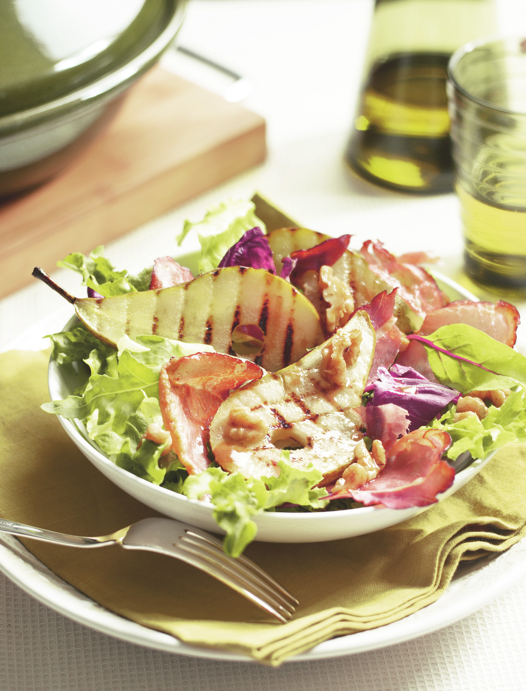 Salade met gegrilde peer en krokante parmaham