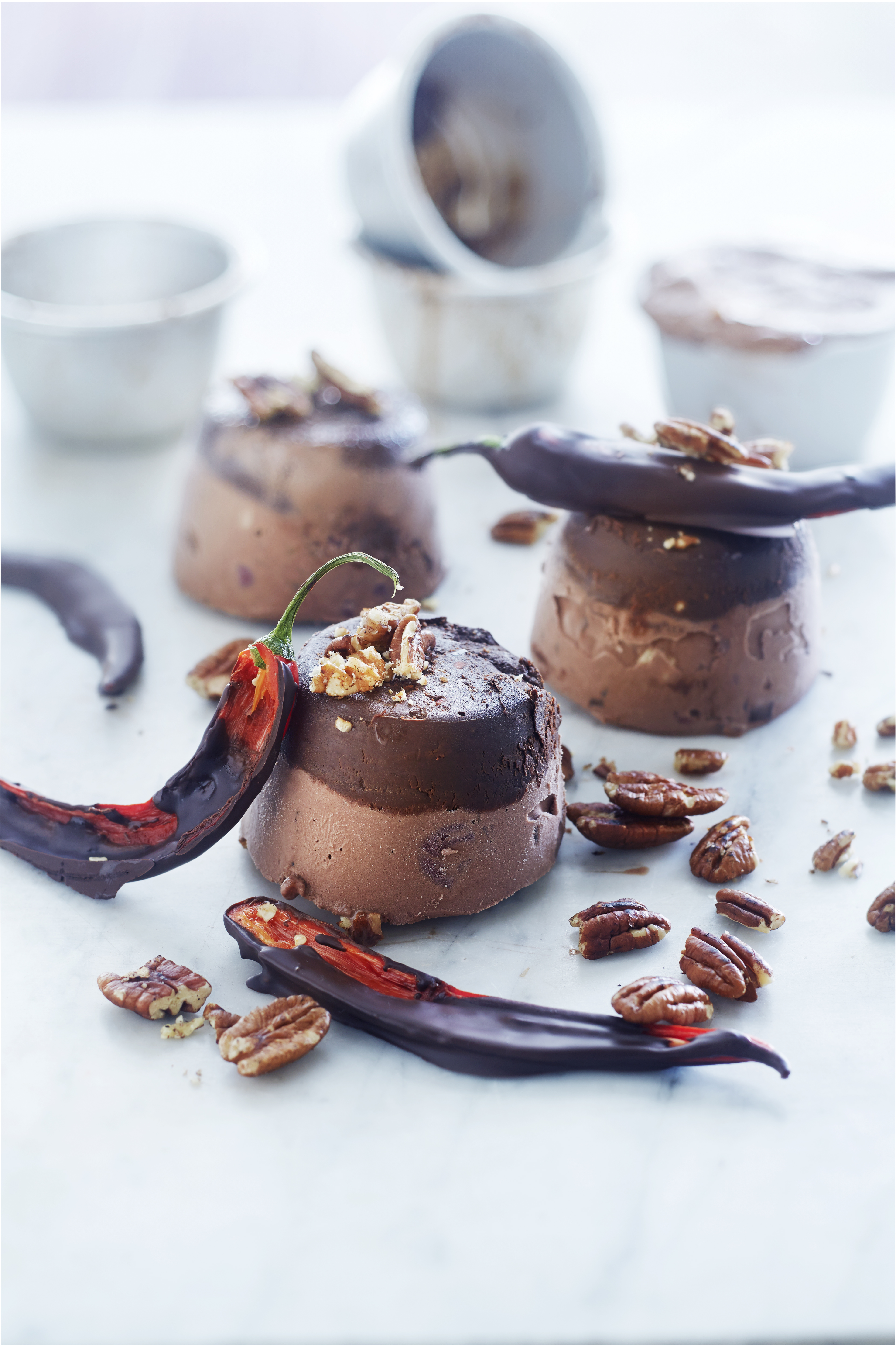 Chocolade-ijs met rode peper en kersen