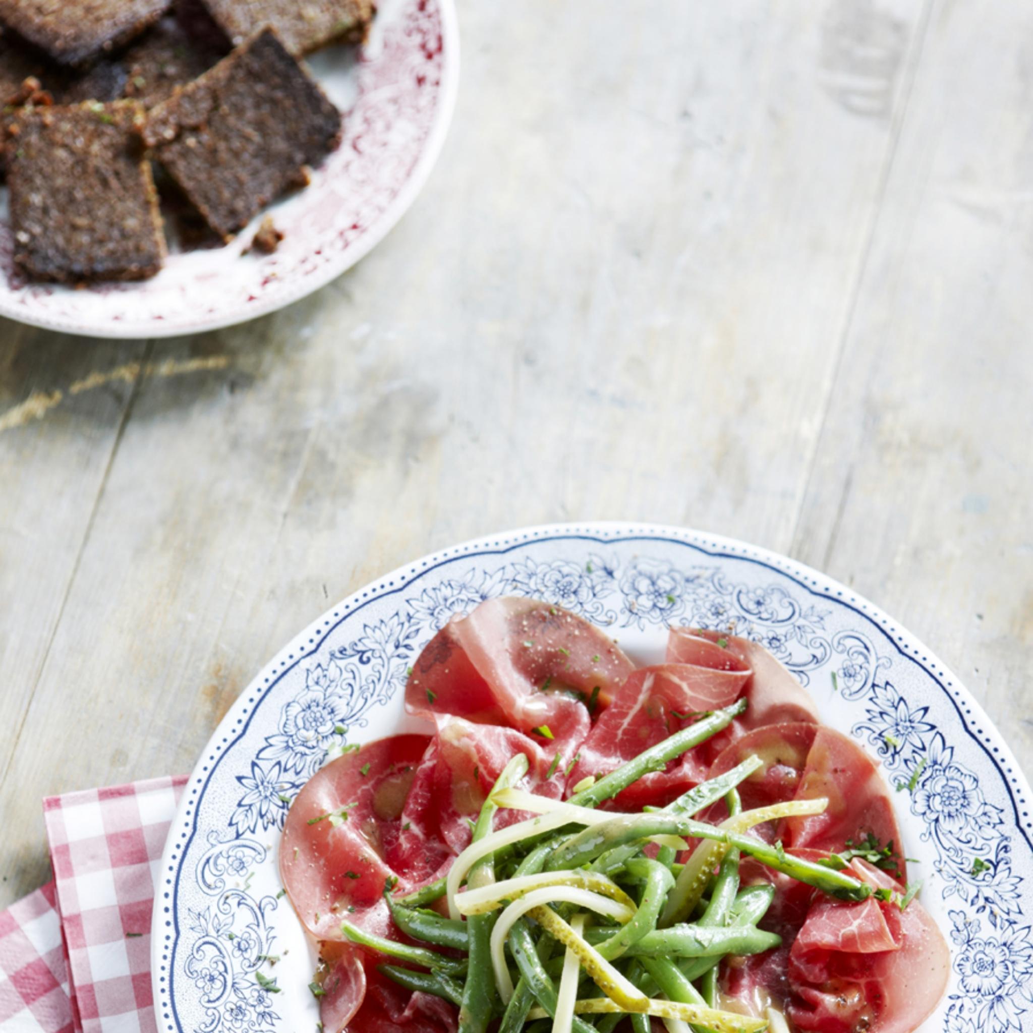 Carpaccio van rookvlees met boontjessalade