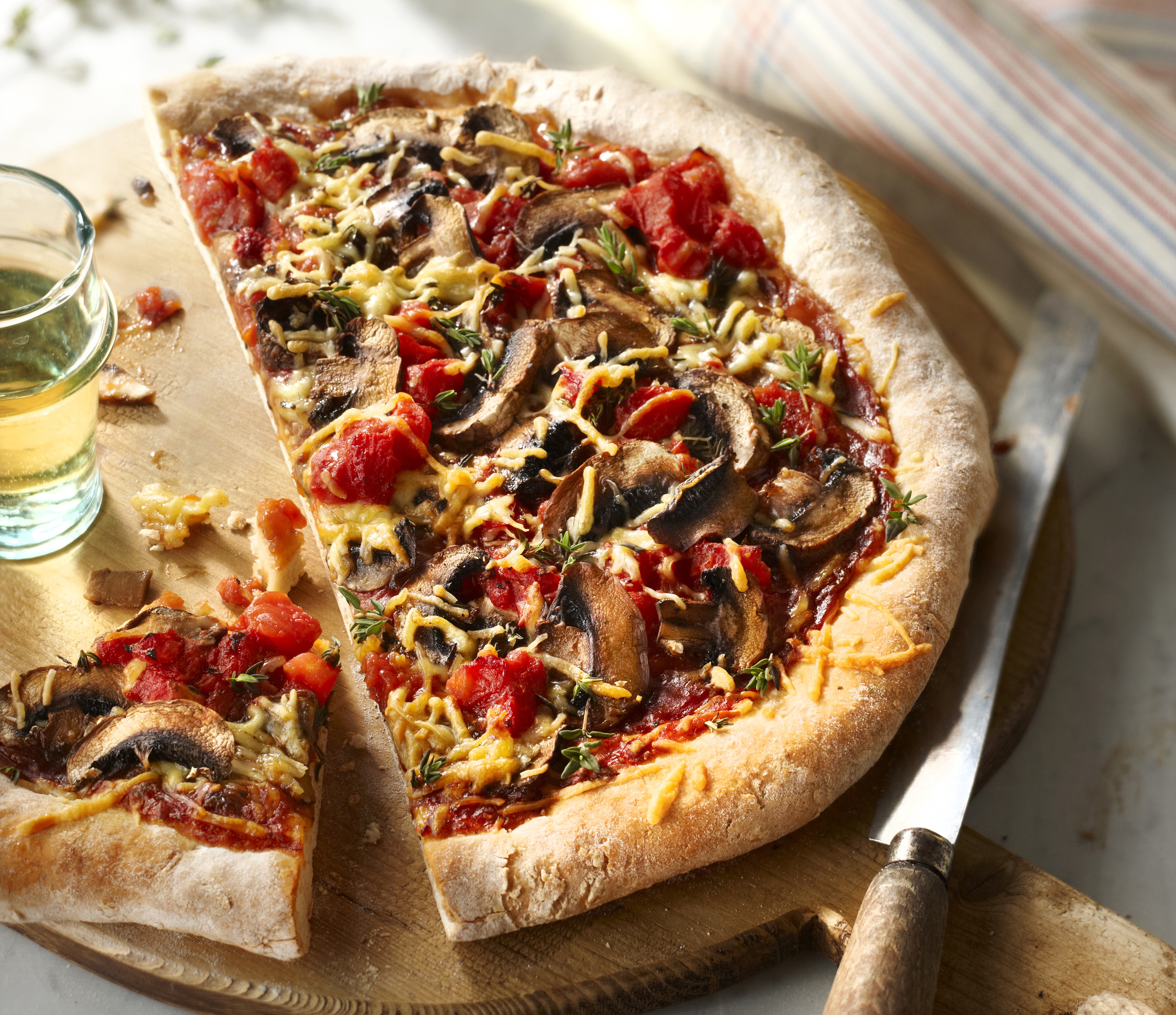 Pizza met paddenstoelen en kaas