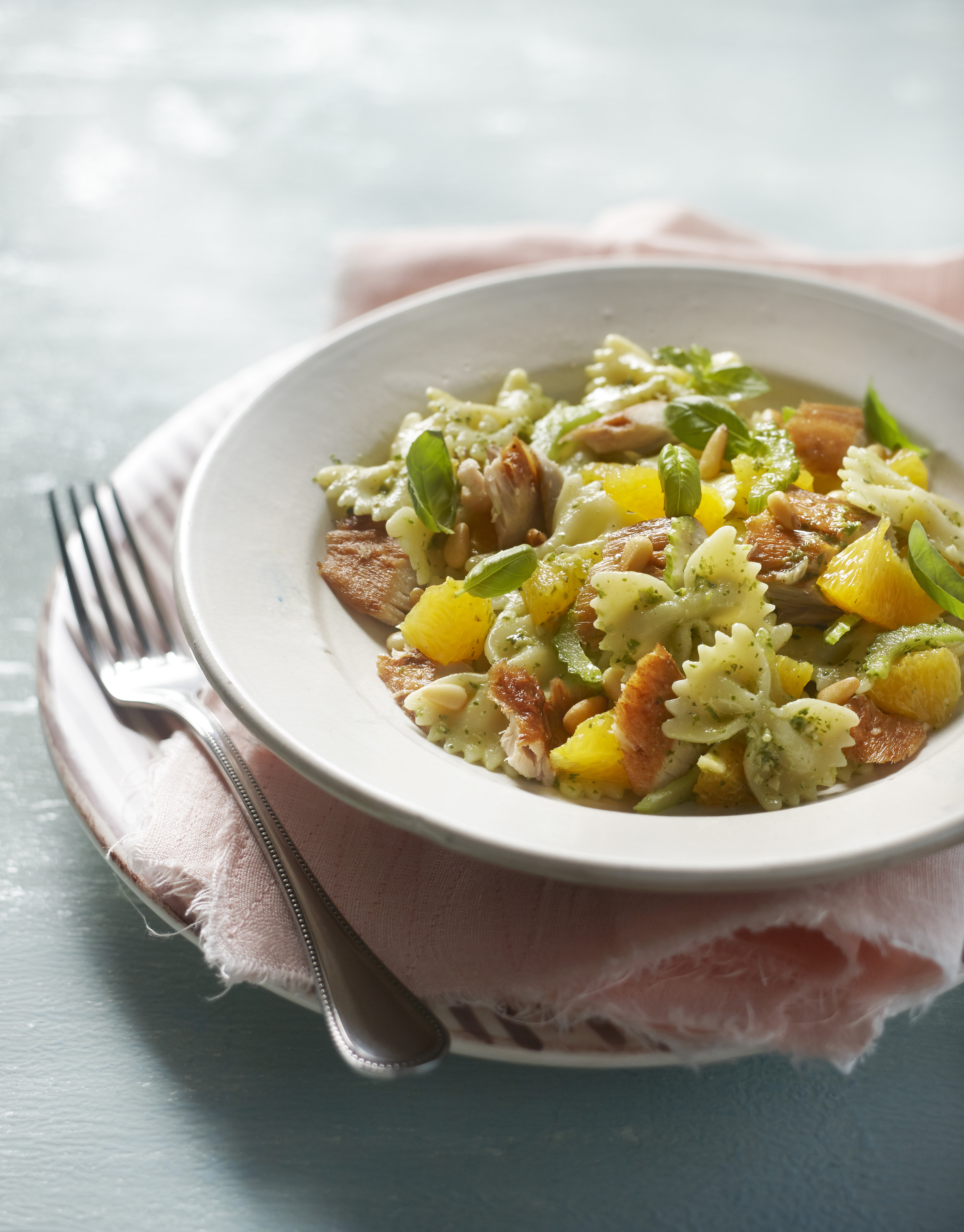 Pastasalade met makreel, sinaasappel en selderij