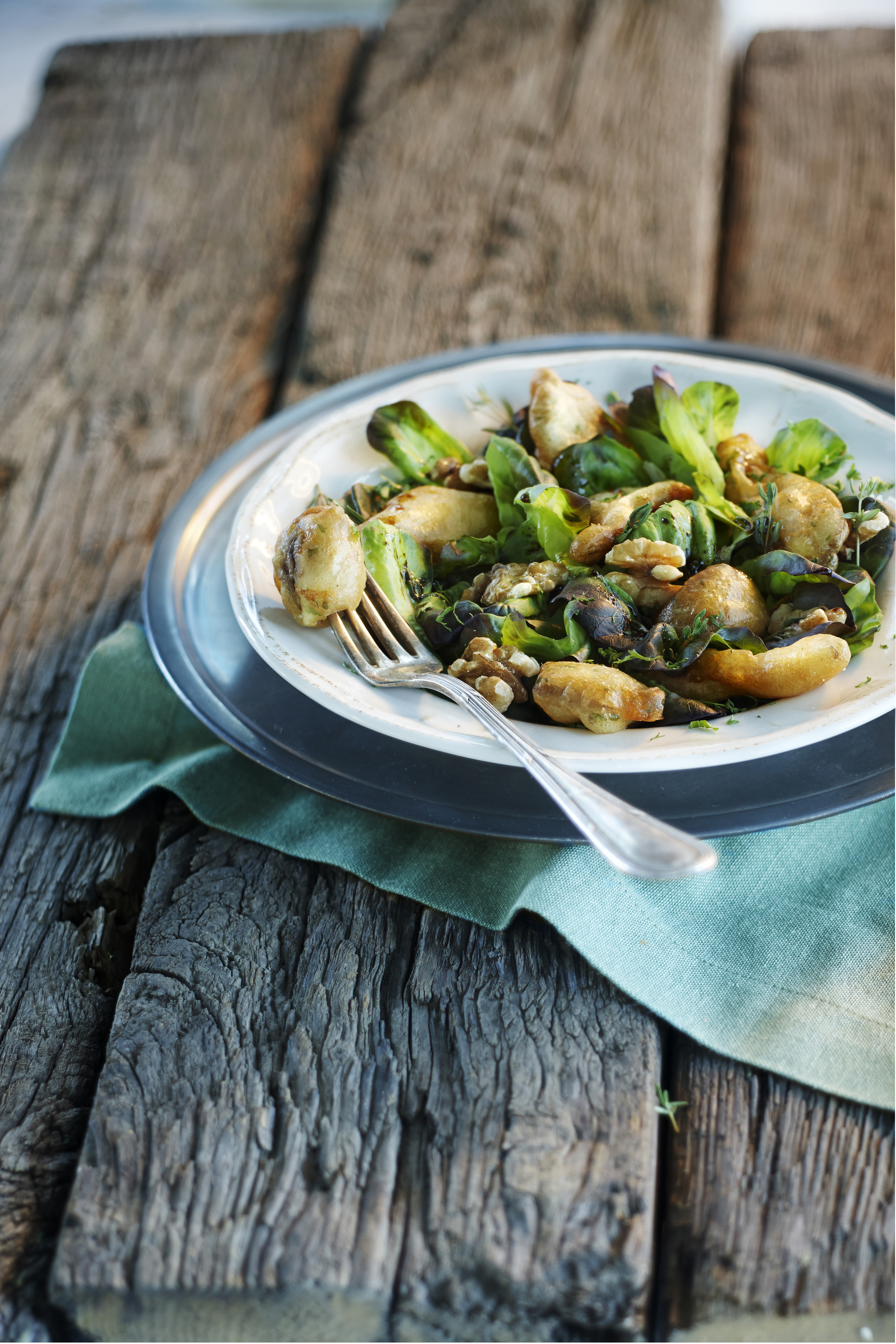 Paddenstoelenbeignets op eikenbladsla