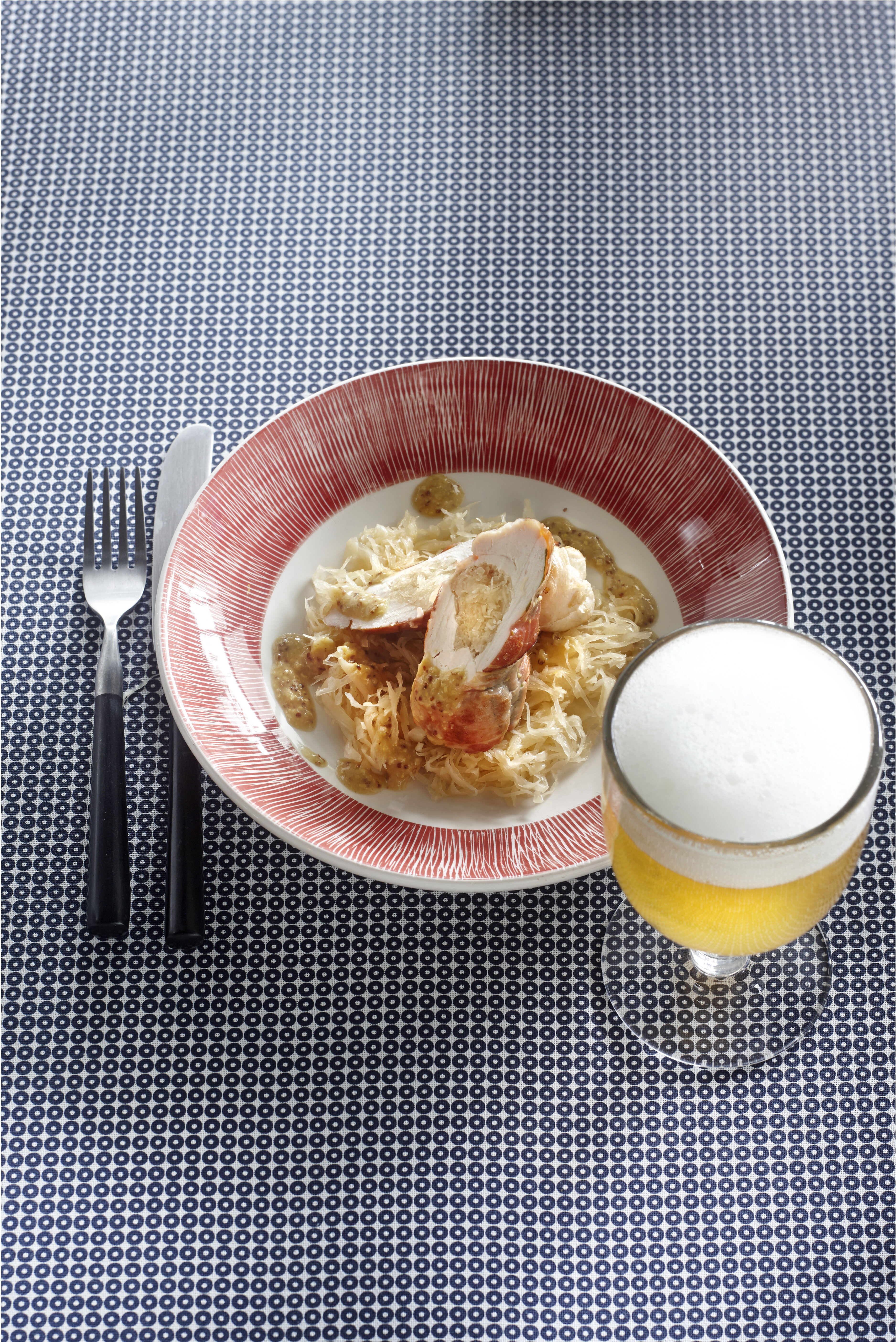 Met zuurkool gevulde kip met bierjus