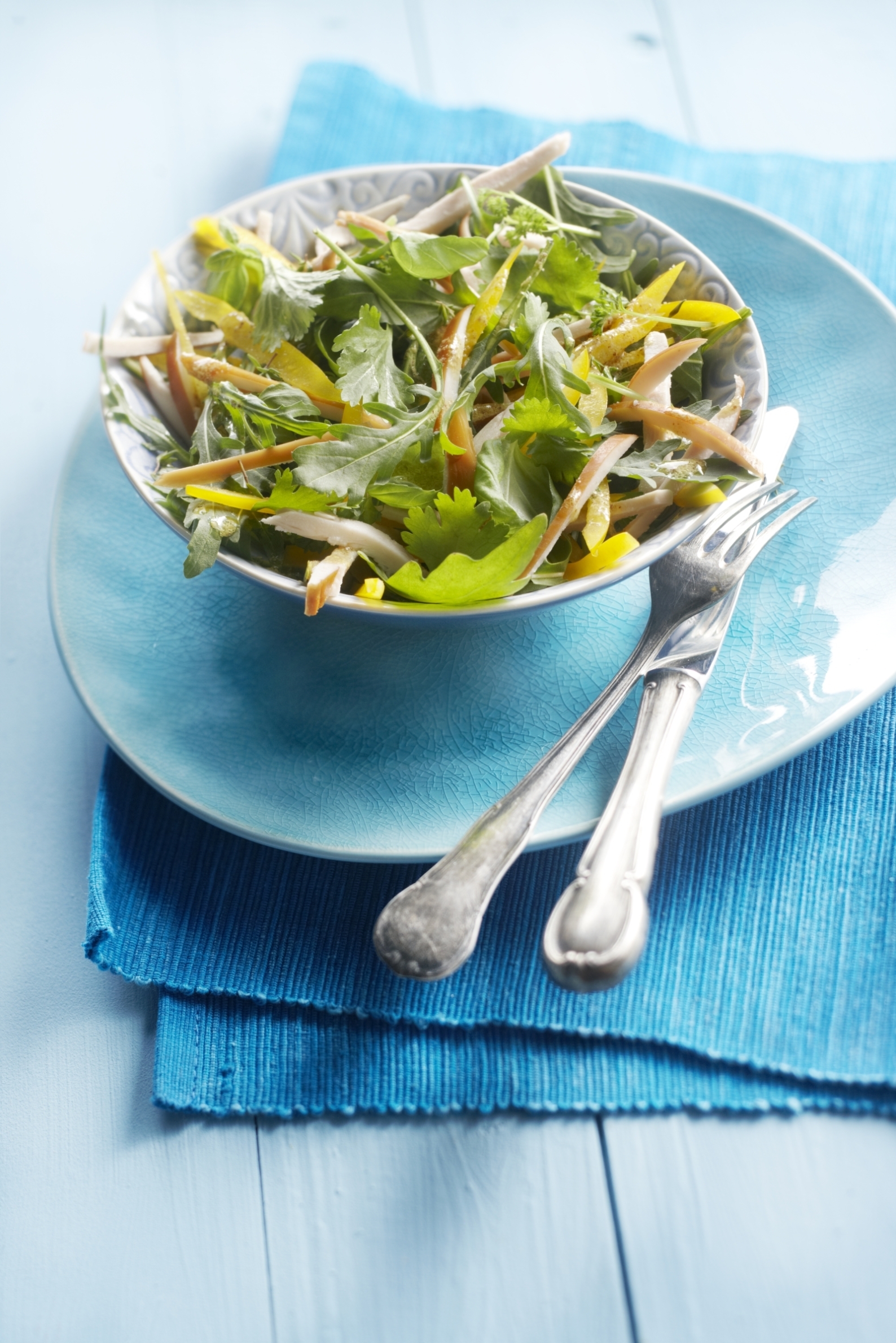 Kruidensalade met gerookte kip