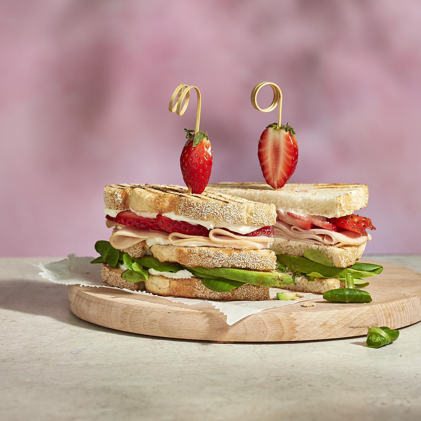 Kipsandwich met aardbei en basilicummayonaise