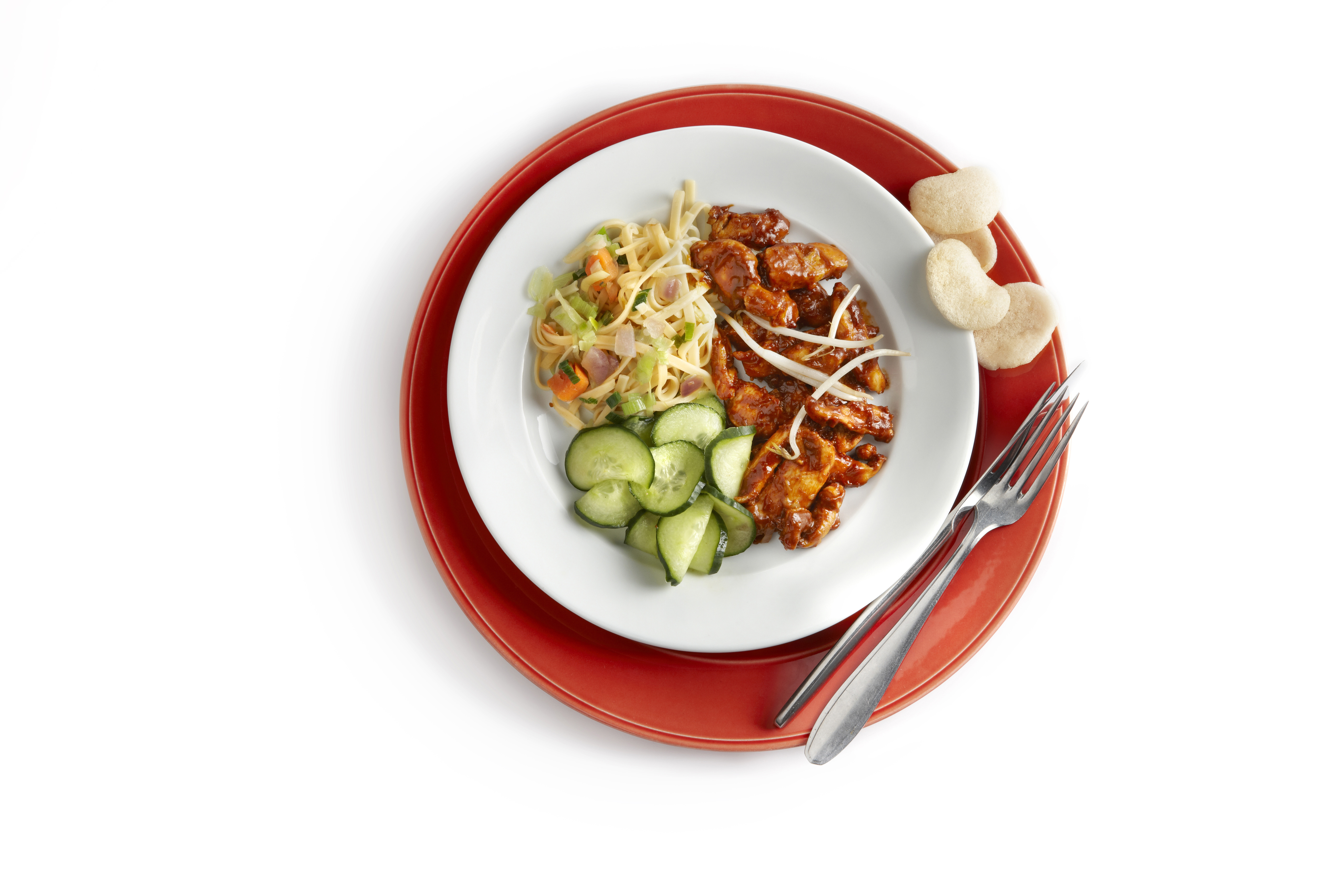 Hete kip met kroepoek en komkommer