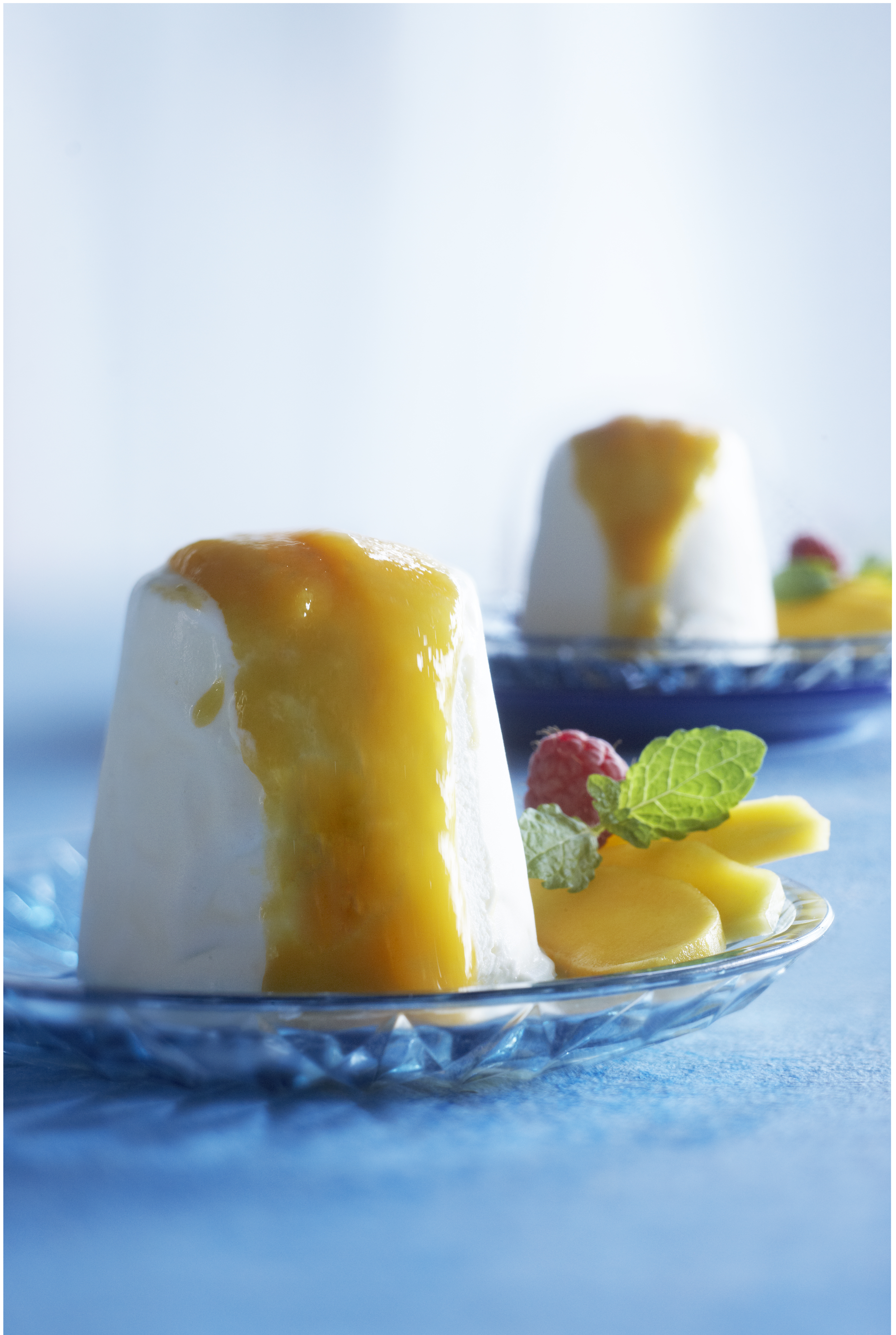 Halfbevroren room met frisse fruitsaus