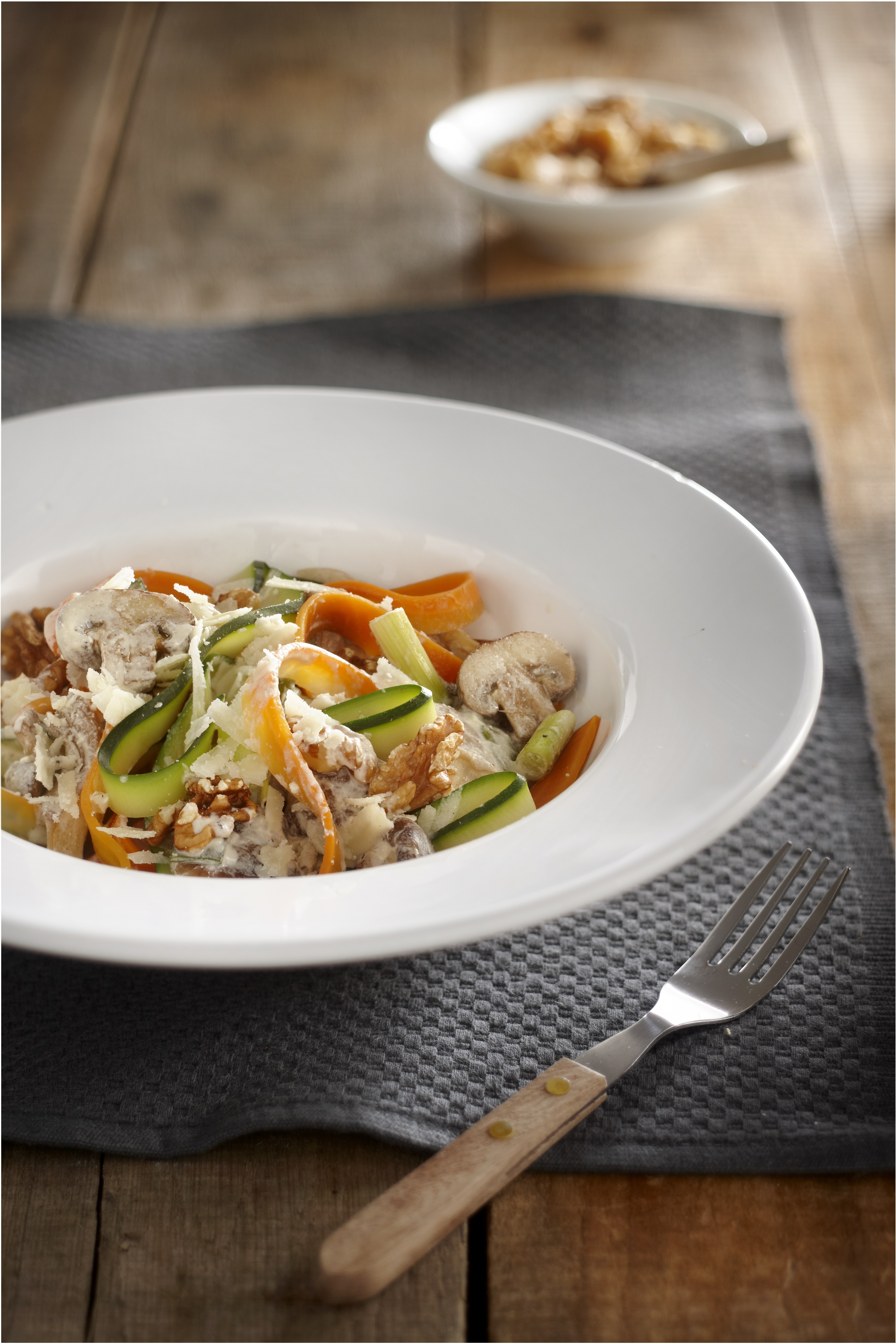 Groententagliatelle met paddenstoelen en noten