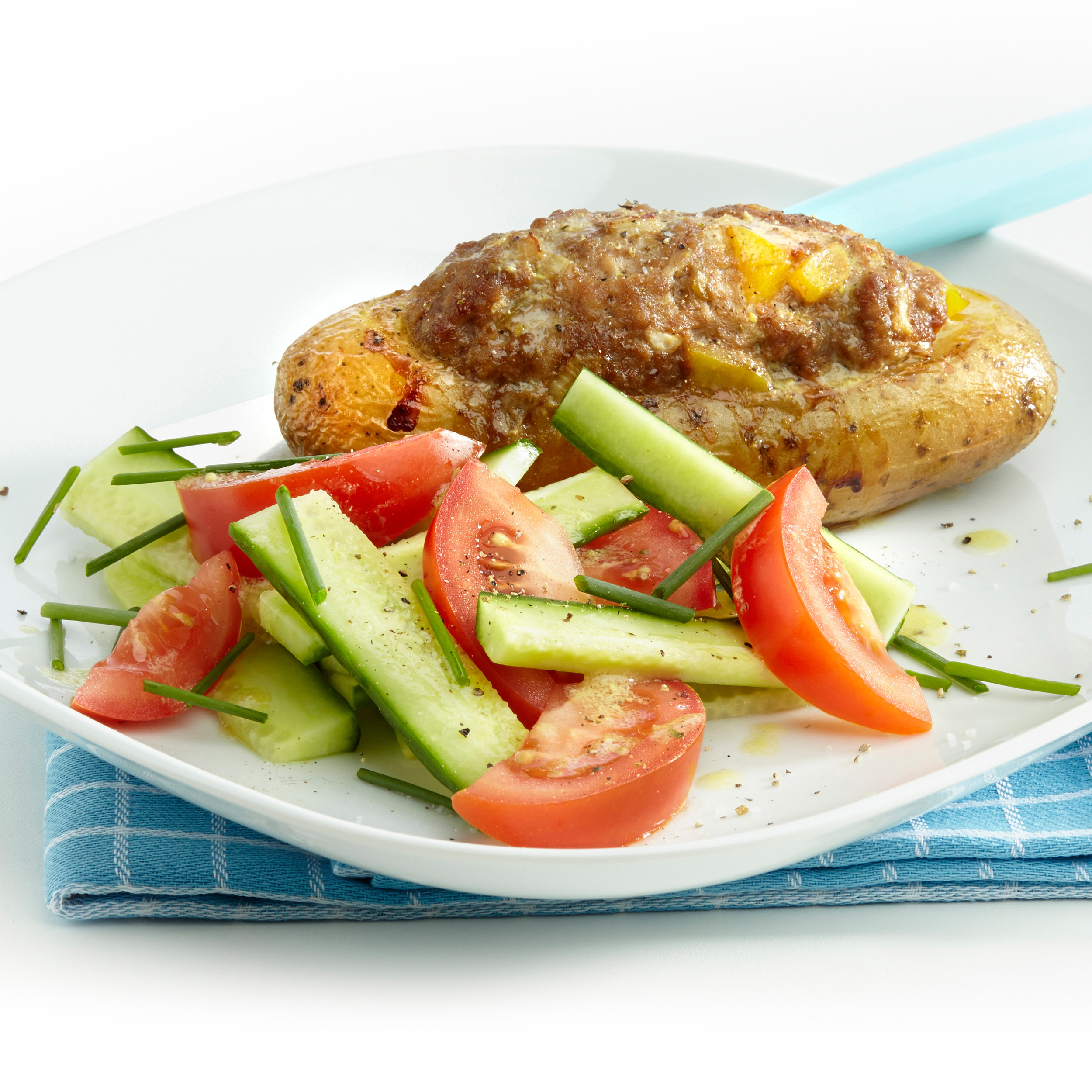 Gevulde aardappel met gehakt en salade