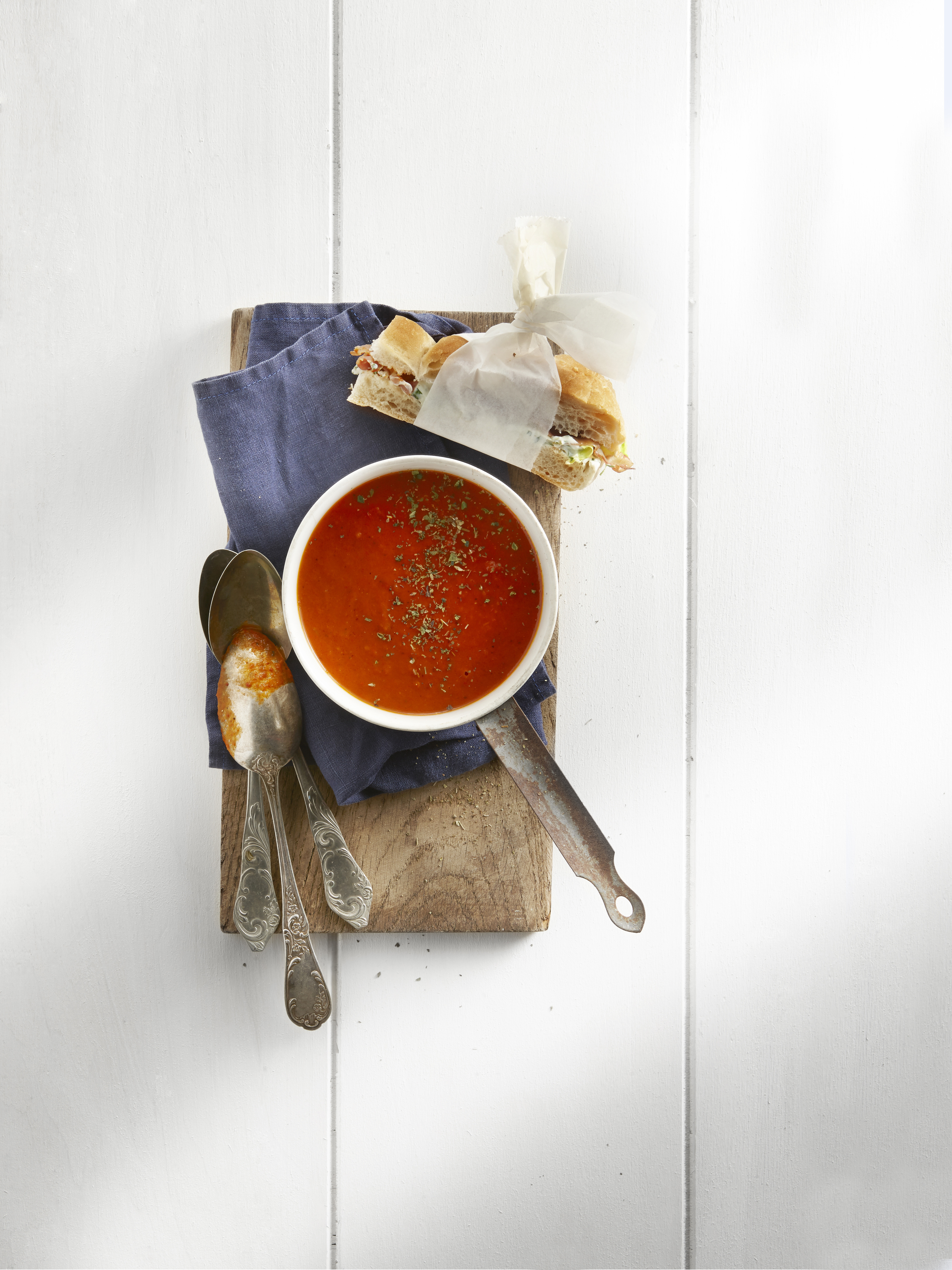 Geroosterde tomaten-paprikasoep + Sandwich van Turks brood