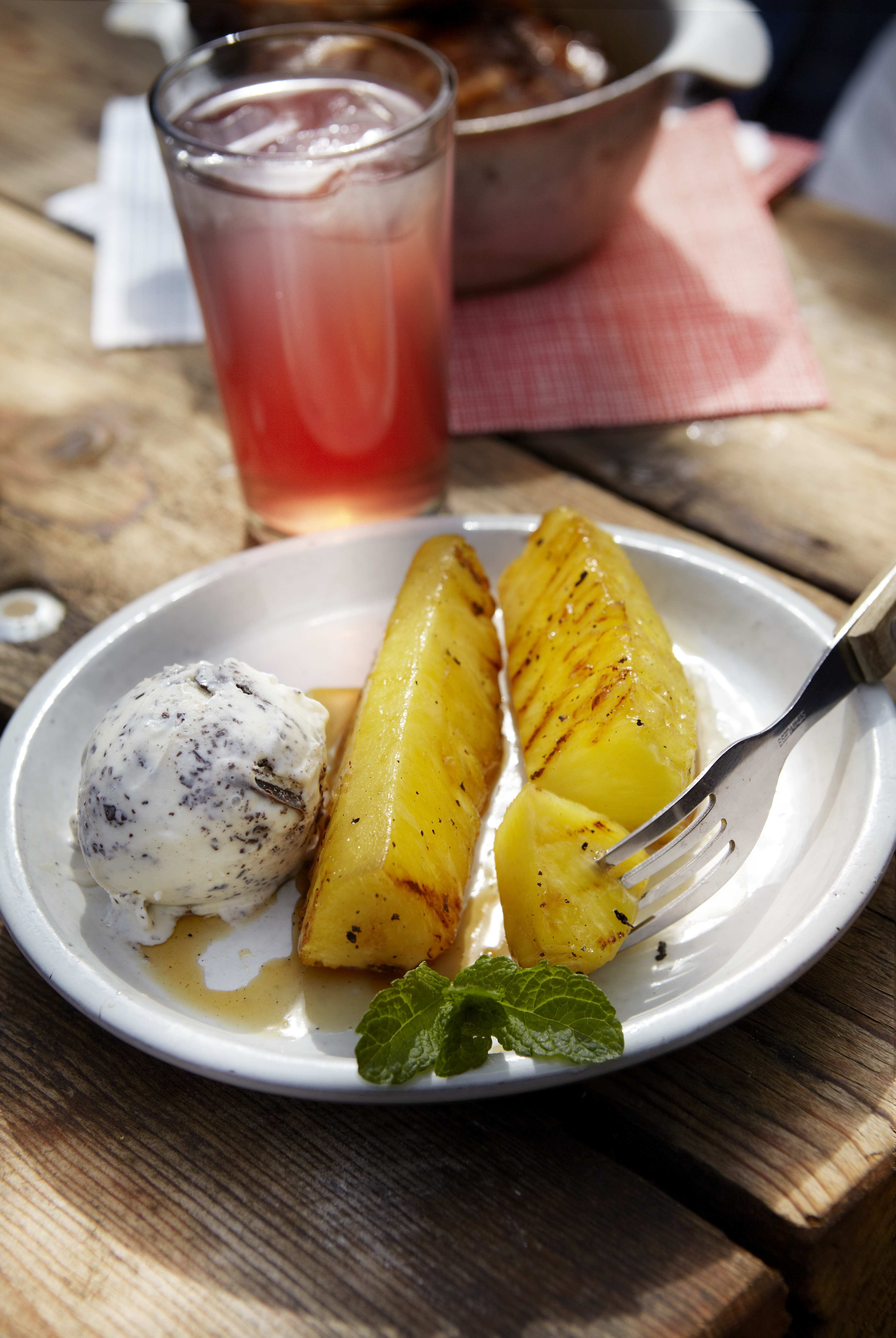 Gegrilde ananas met ‘chocolate chunk' roomijs