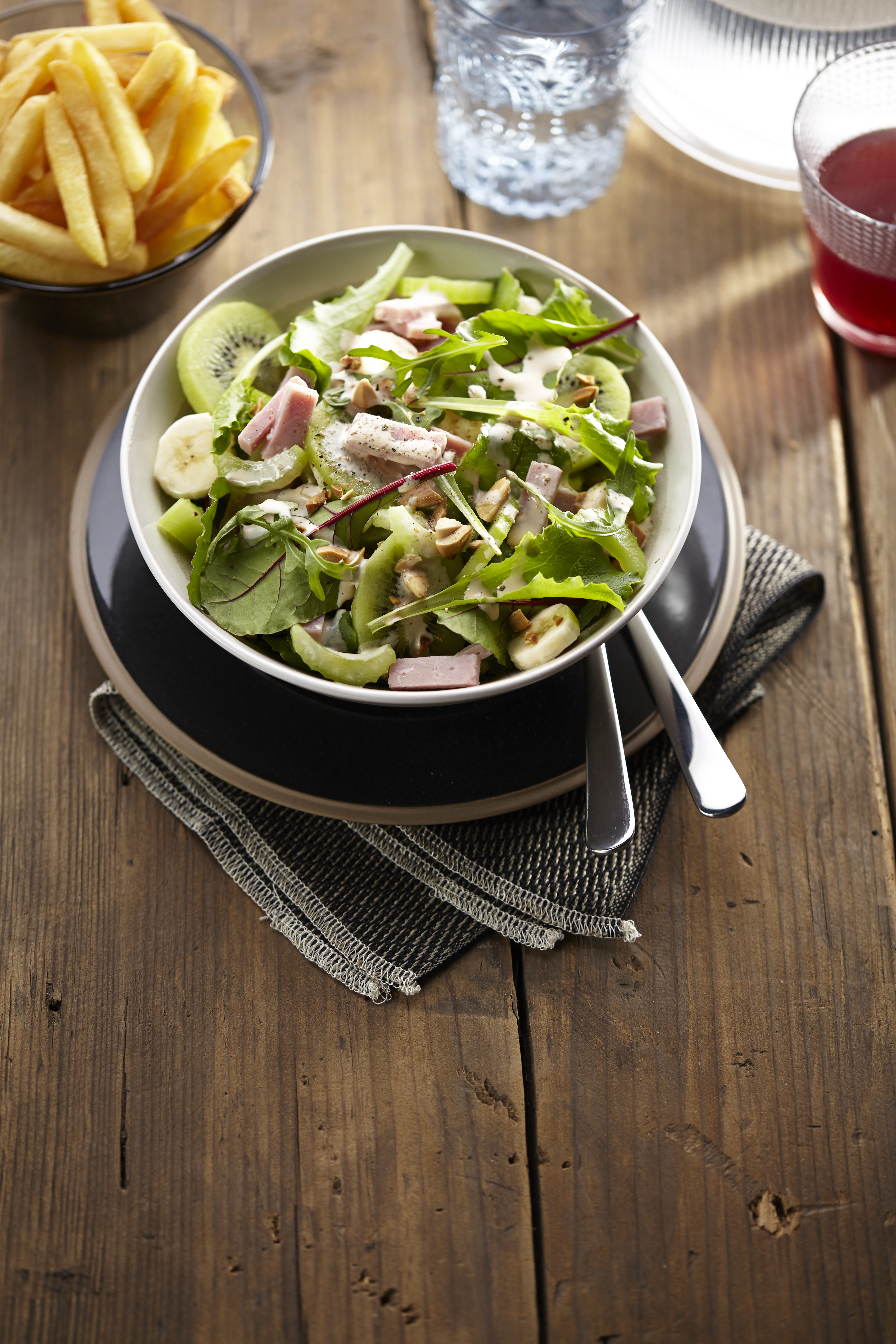 Fruitige salade met ham en ovenfriet