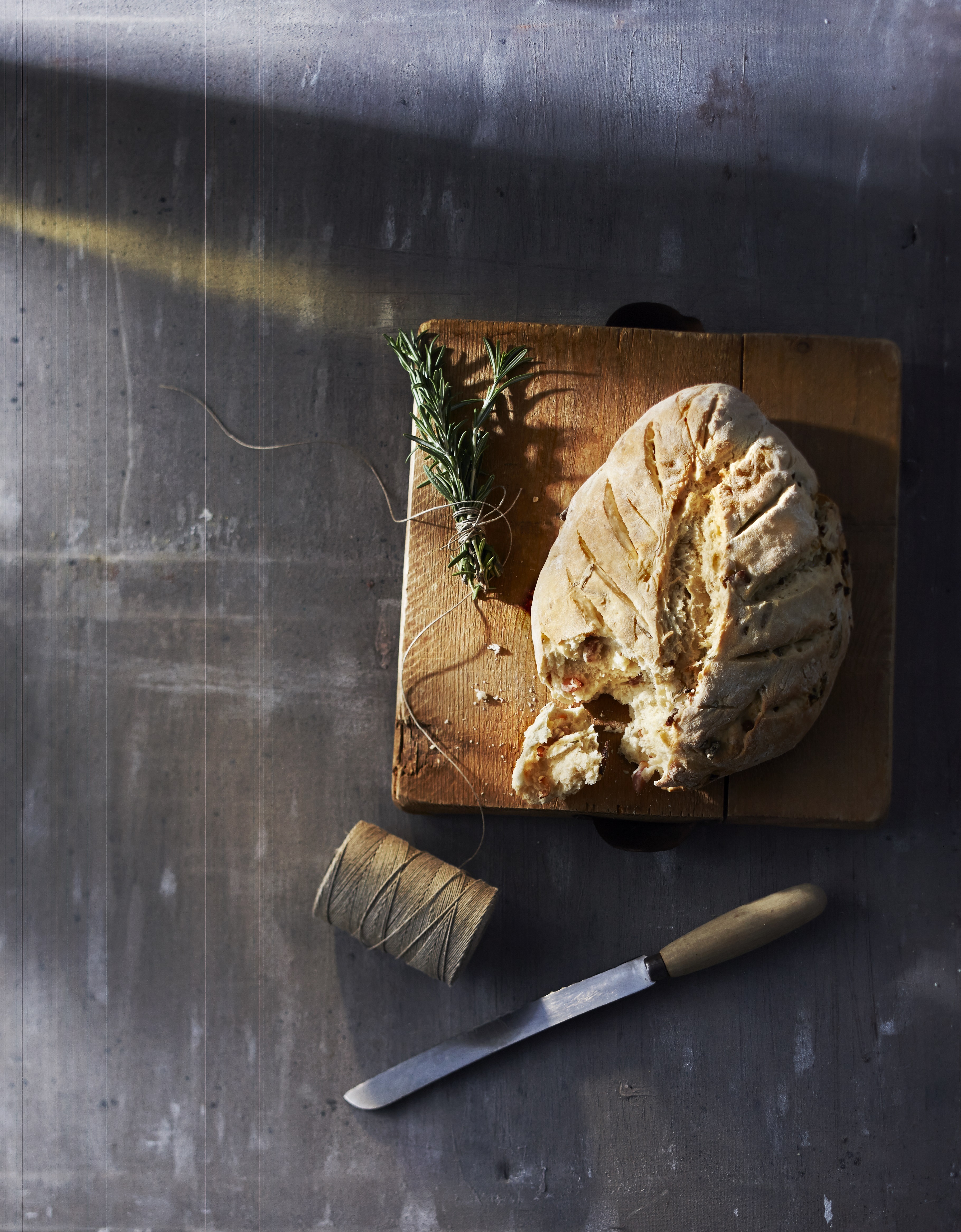 Franse platbroodjes met spek en rozemarijn