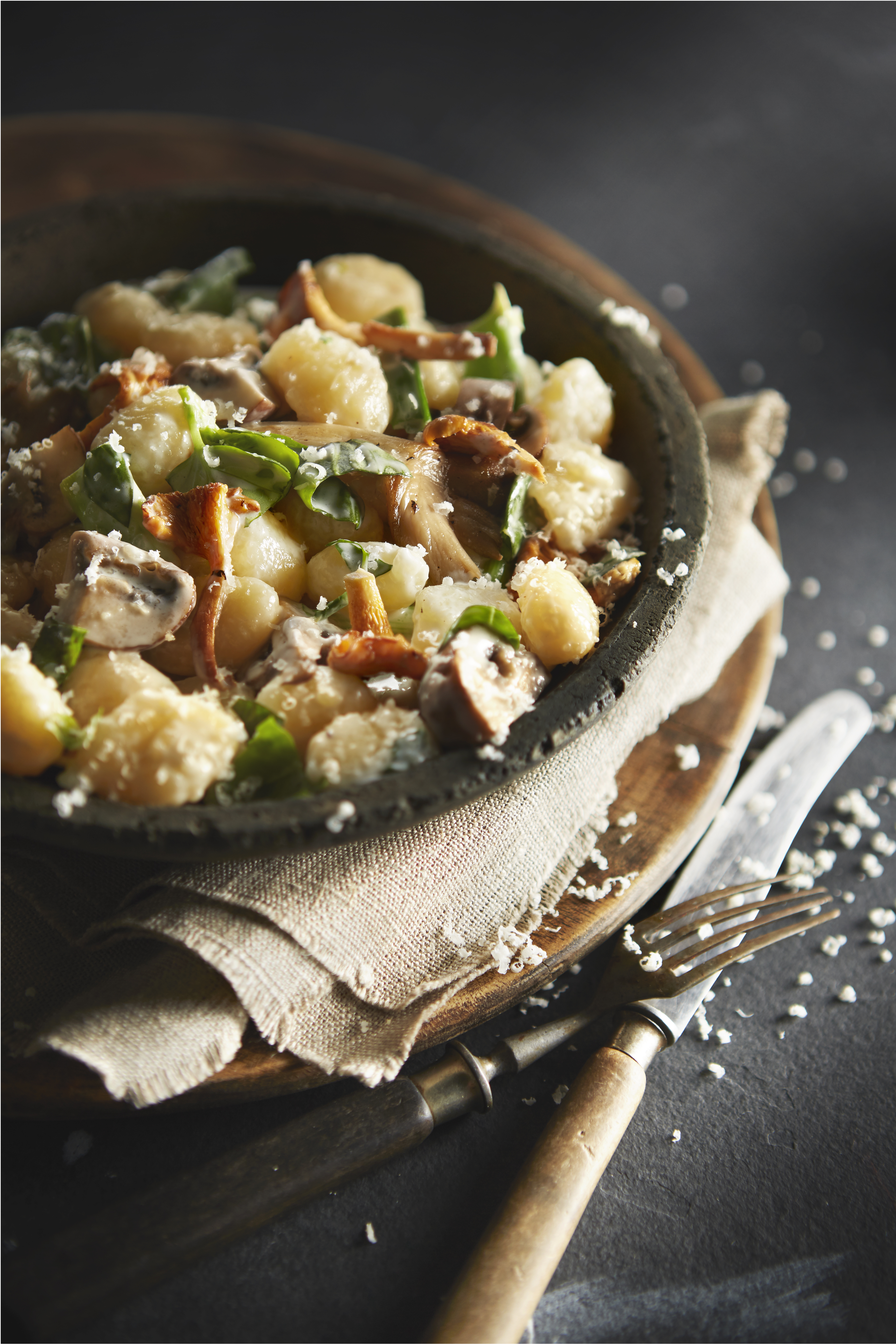 Gnocchi met gebakken paddenstoelen en basilicum