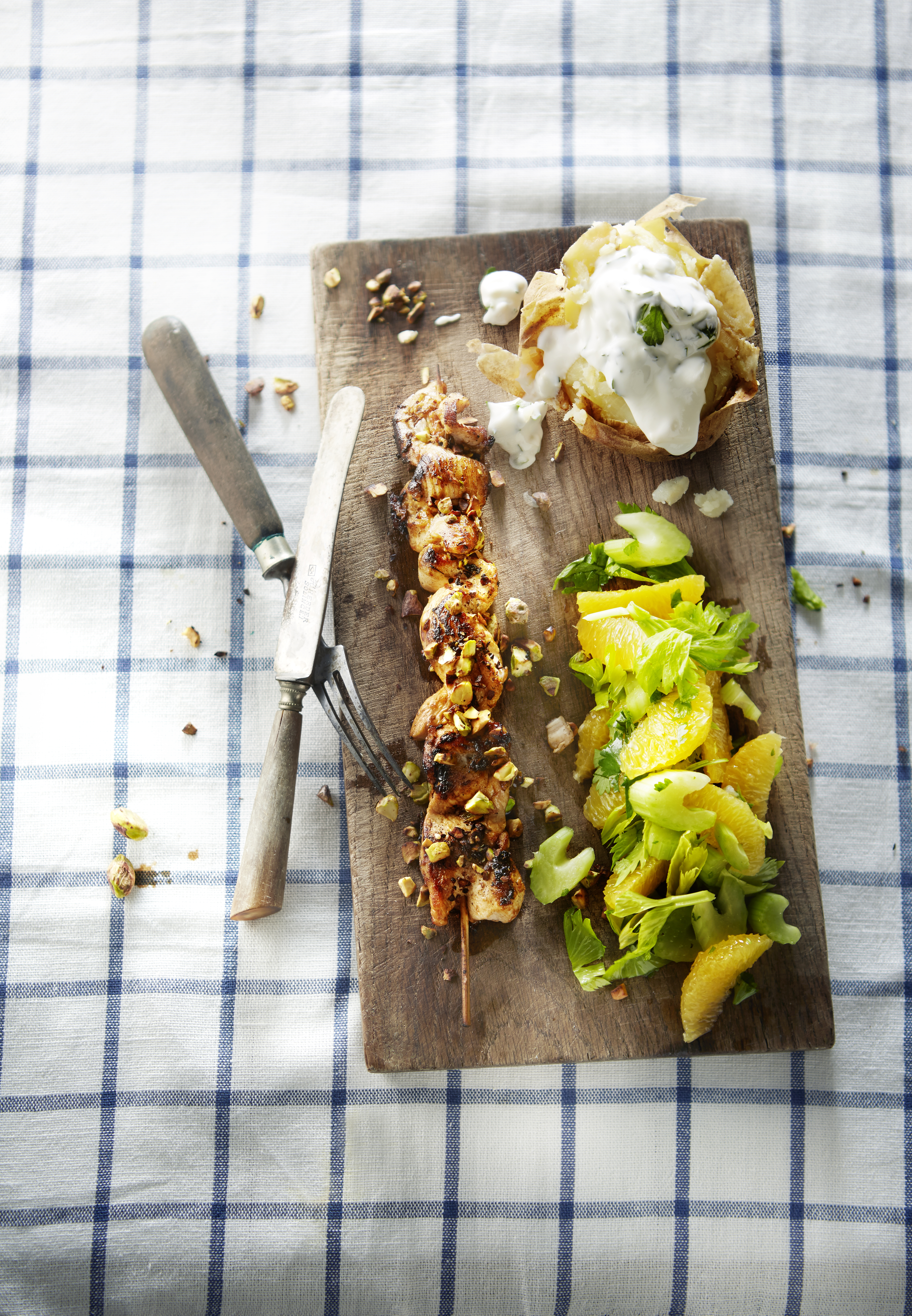 Kipsaté met bleekselderij en gepofte aardappel