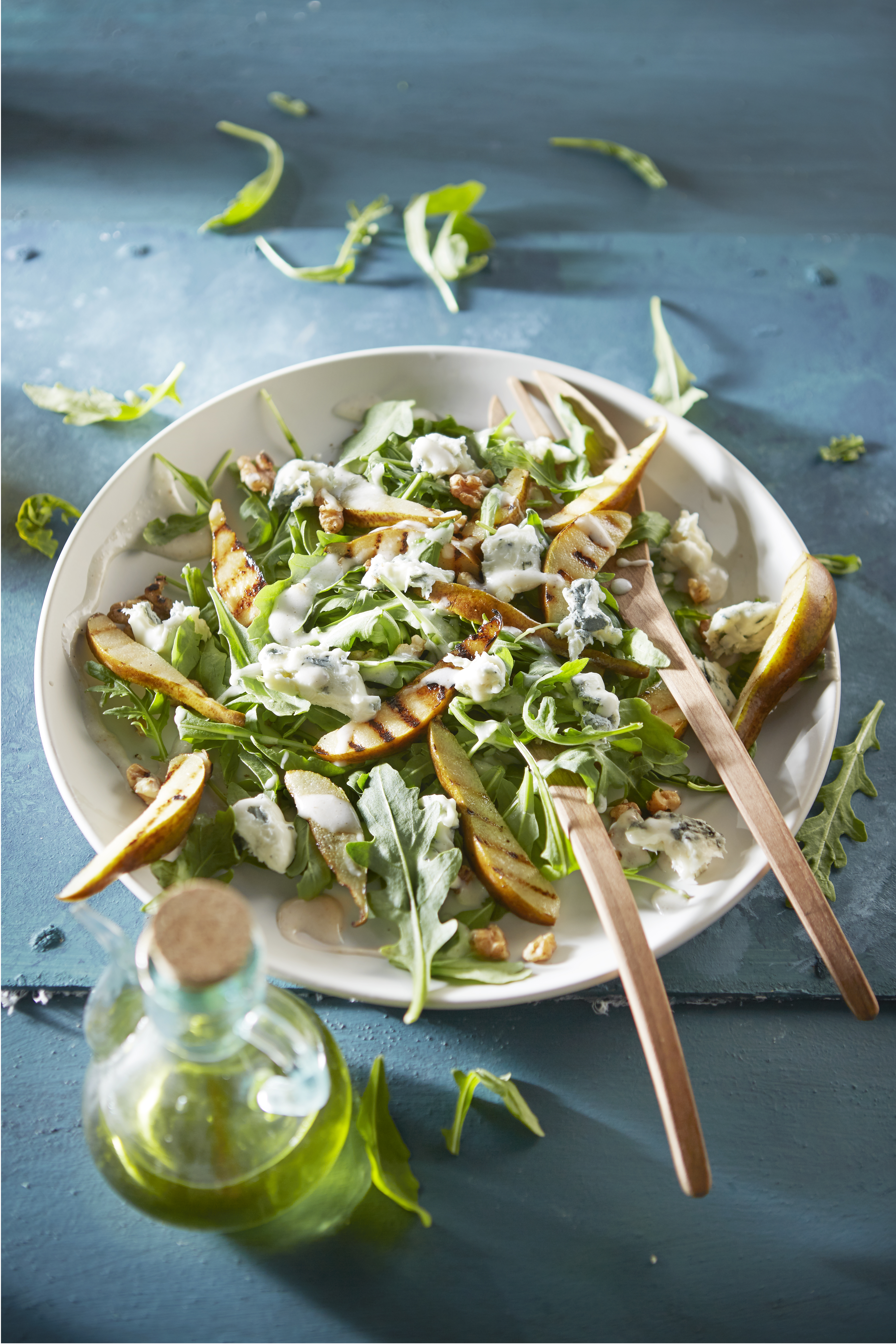 Salade met gegrilde peer, blauwe kaas en walnotendressing