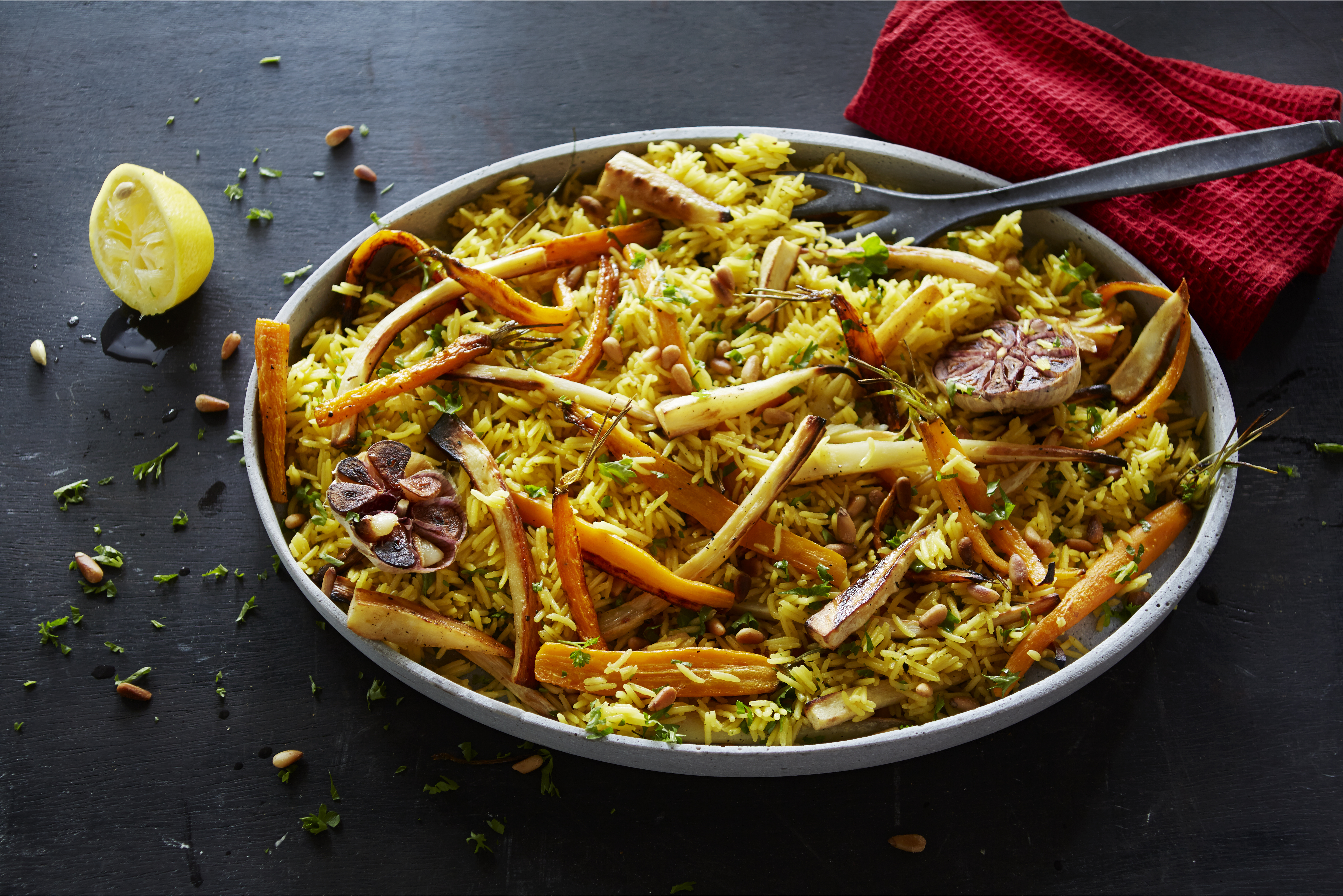 Lauwwarme rijstsalade met geroosterde pastinaak en gepofte knoflook