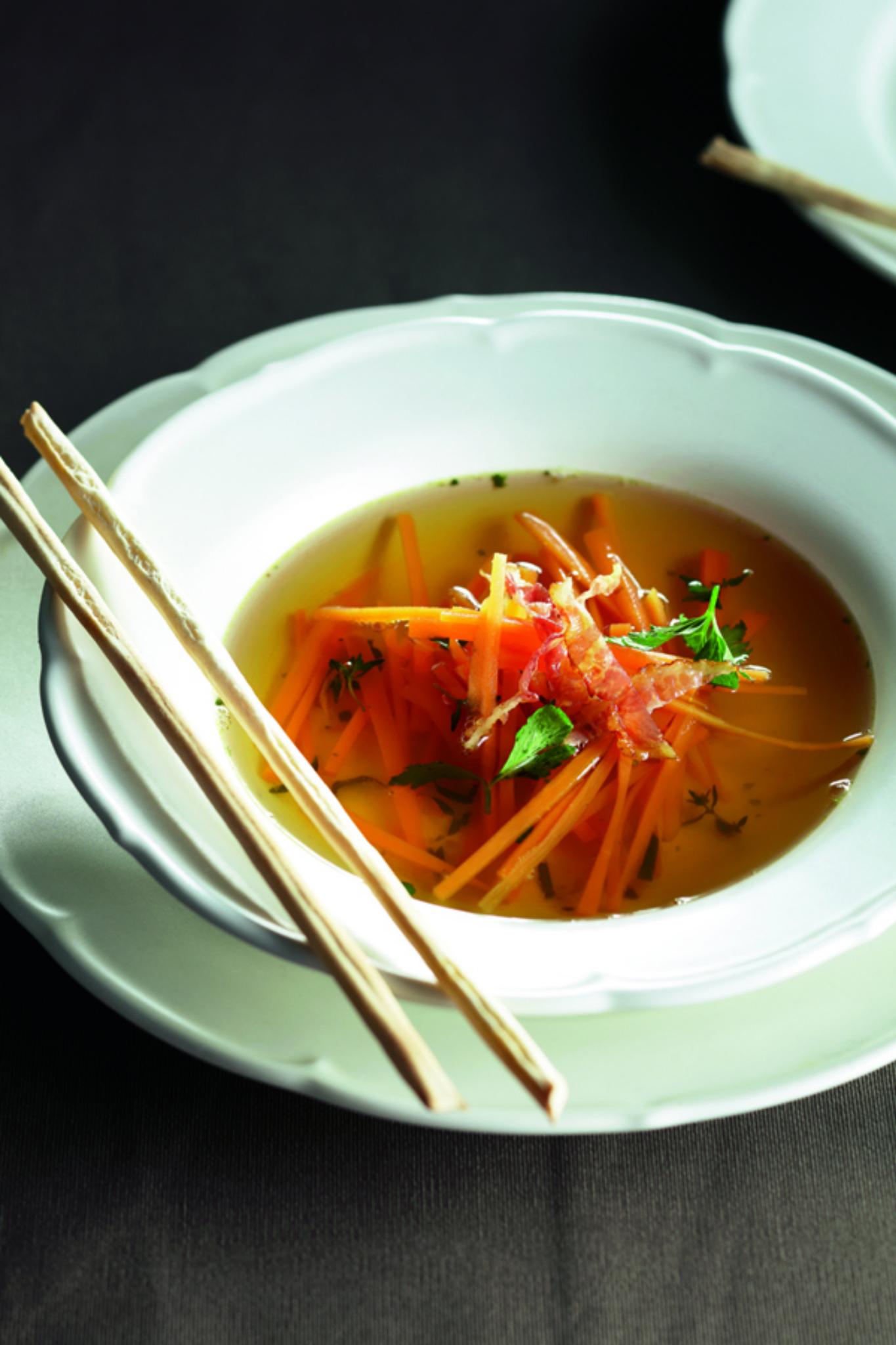 Bouillon met reepjes wortel en krokant ontbijtspek