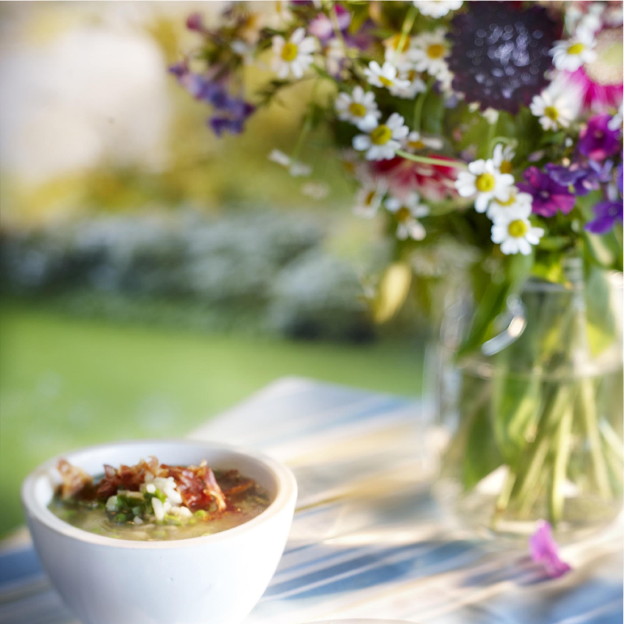 Bouillon met doperwtjes en spek