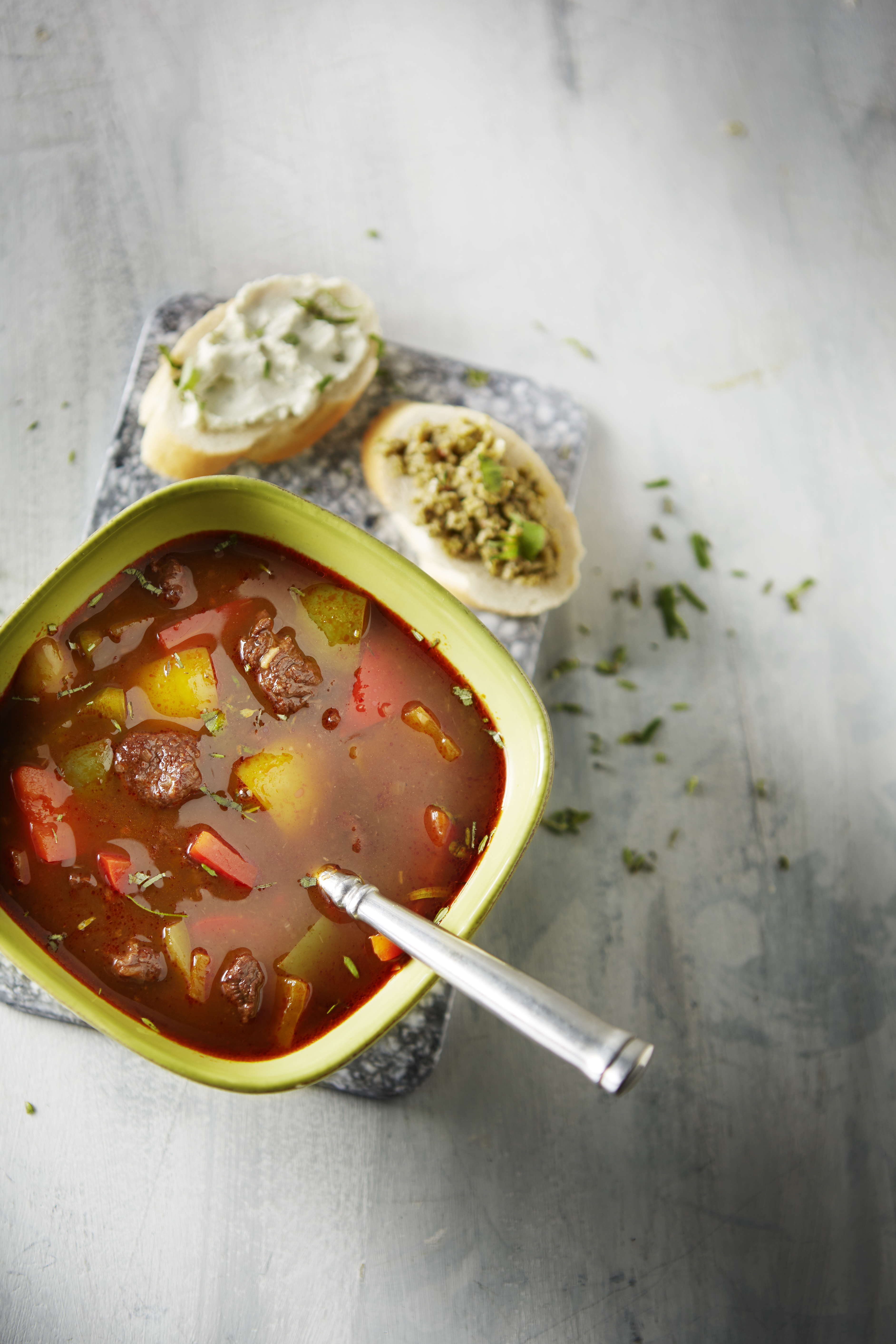 Paprikasoep met rundvlees en rode wijn
