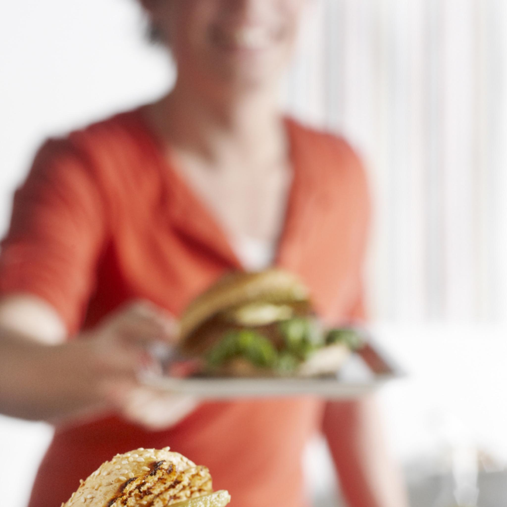 Bosuiburger met augurk en mosterdsaus