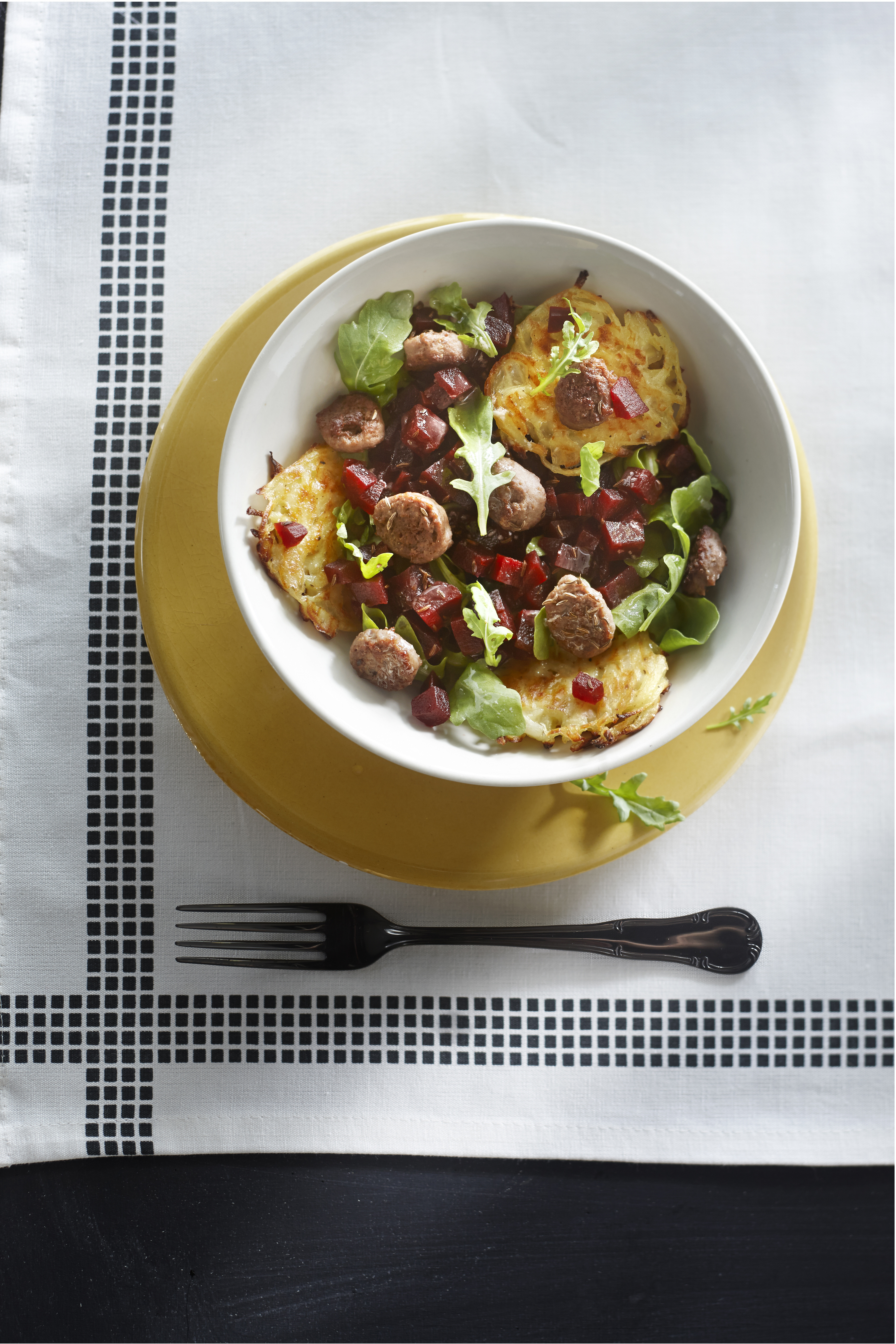 Bietensalade met worst en reibekuchen