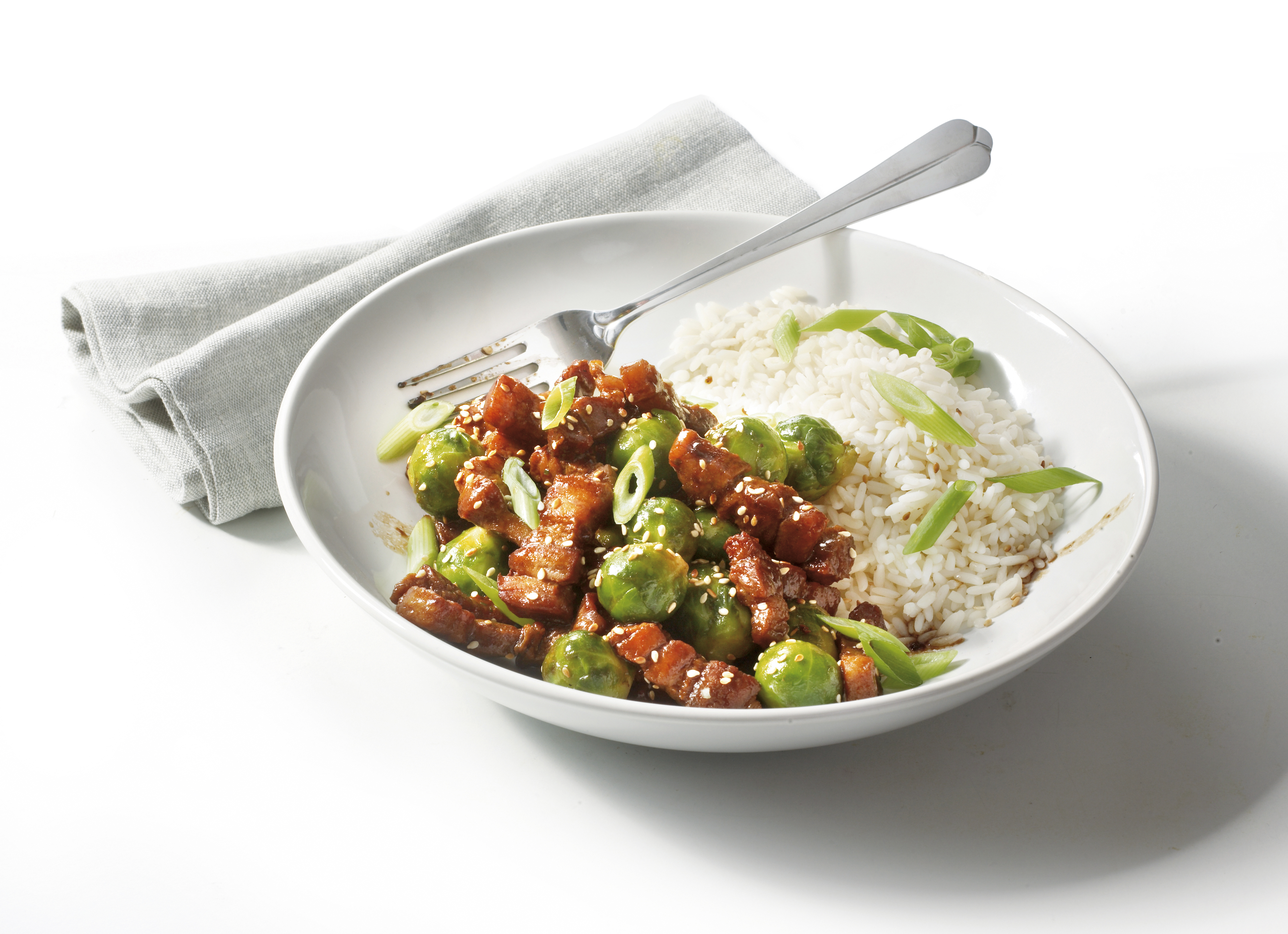 Roergebakken speklapjes met spruitjes en sesam