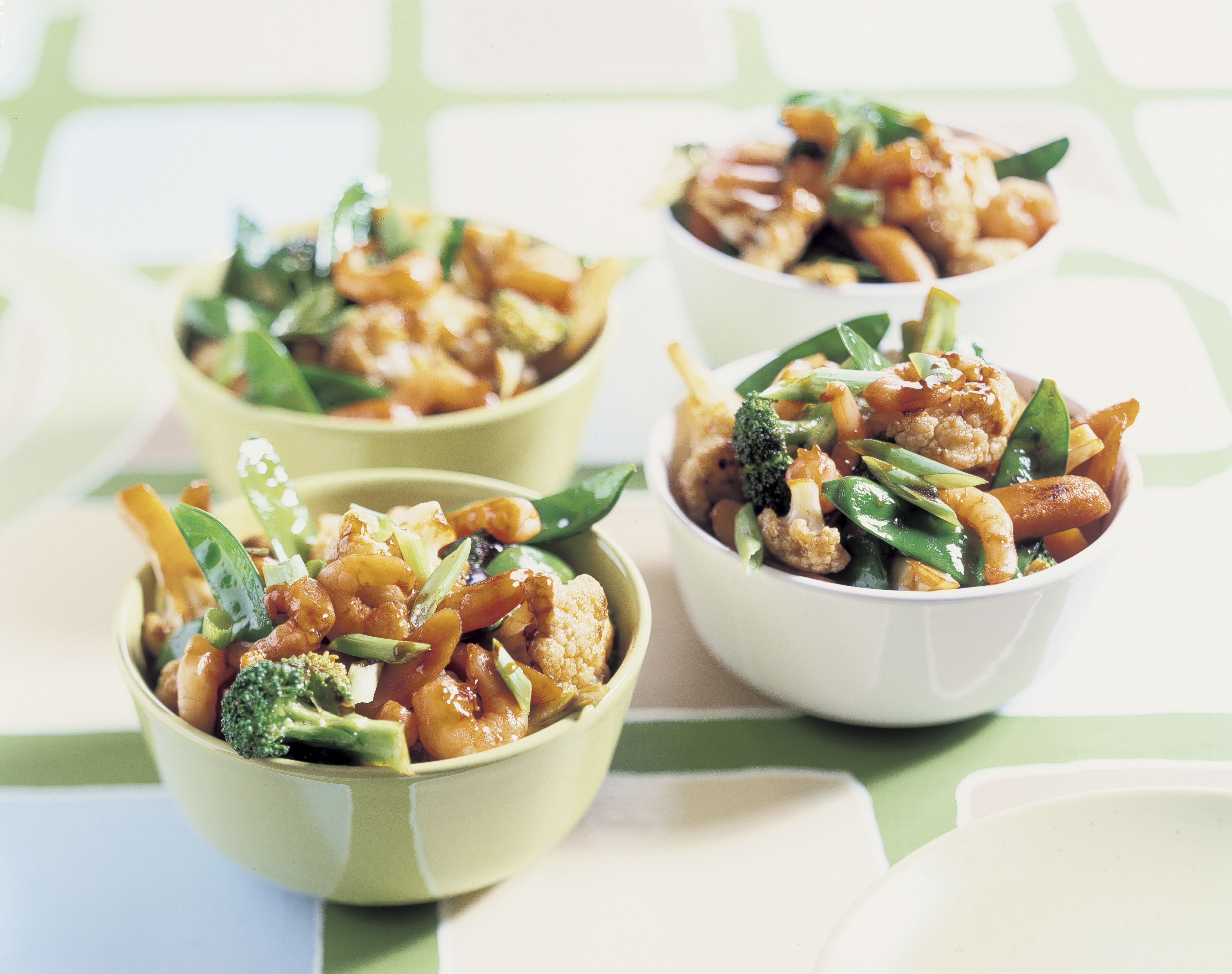 Roergebakken broccoli en bloemkool met garnalen