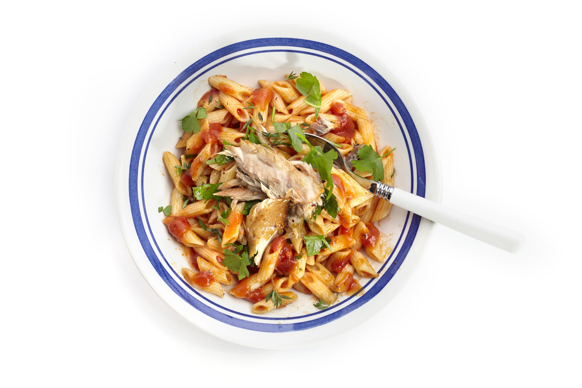 Pittige pasta met tomatensaus en makreel