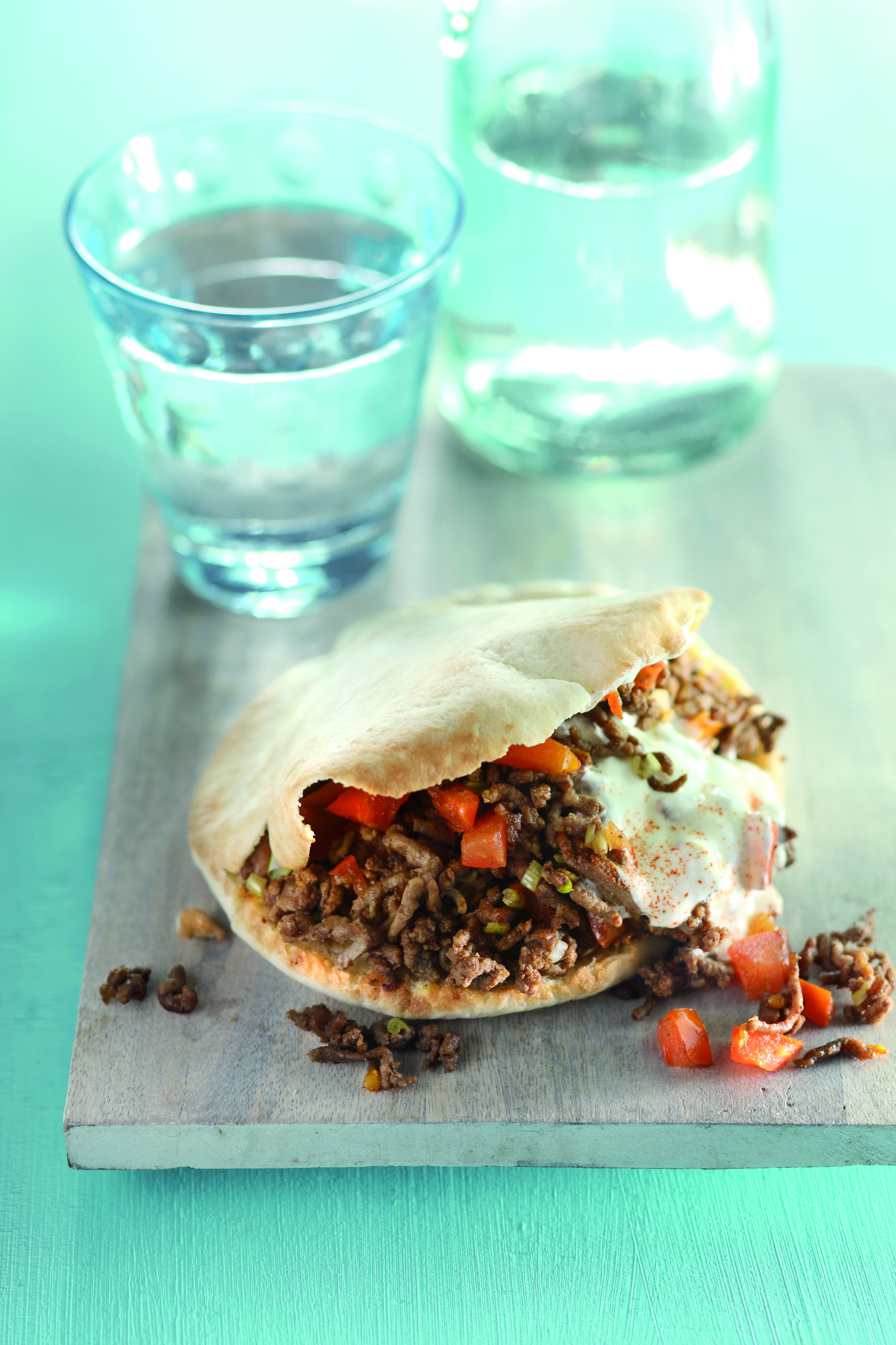 Pitabroodje met gekruid gehakt en chiliroom