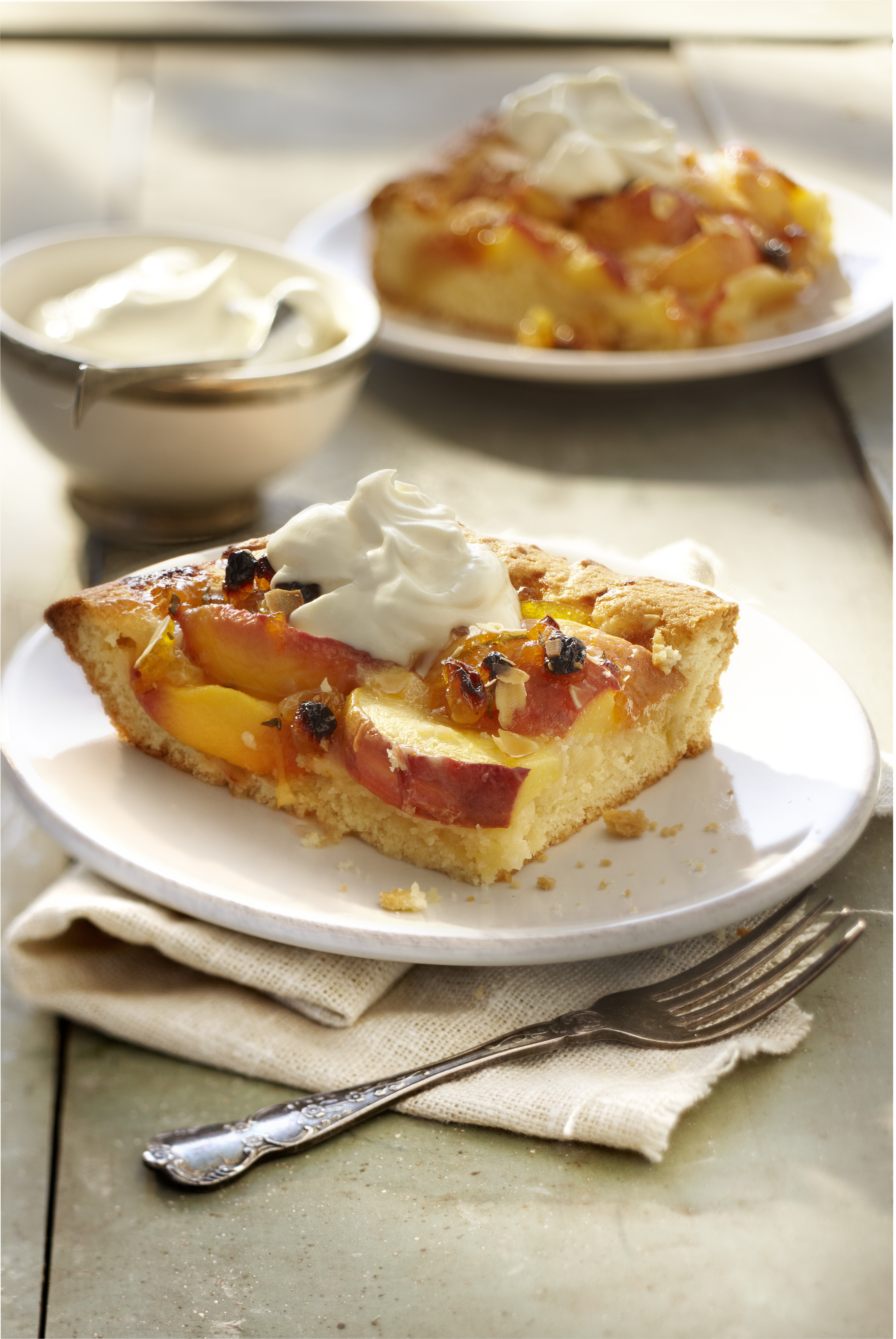 Perzikplaattaart met rozemarijn en vanilleroom