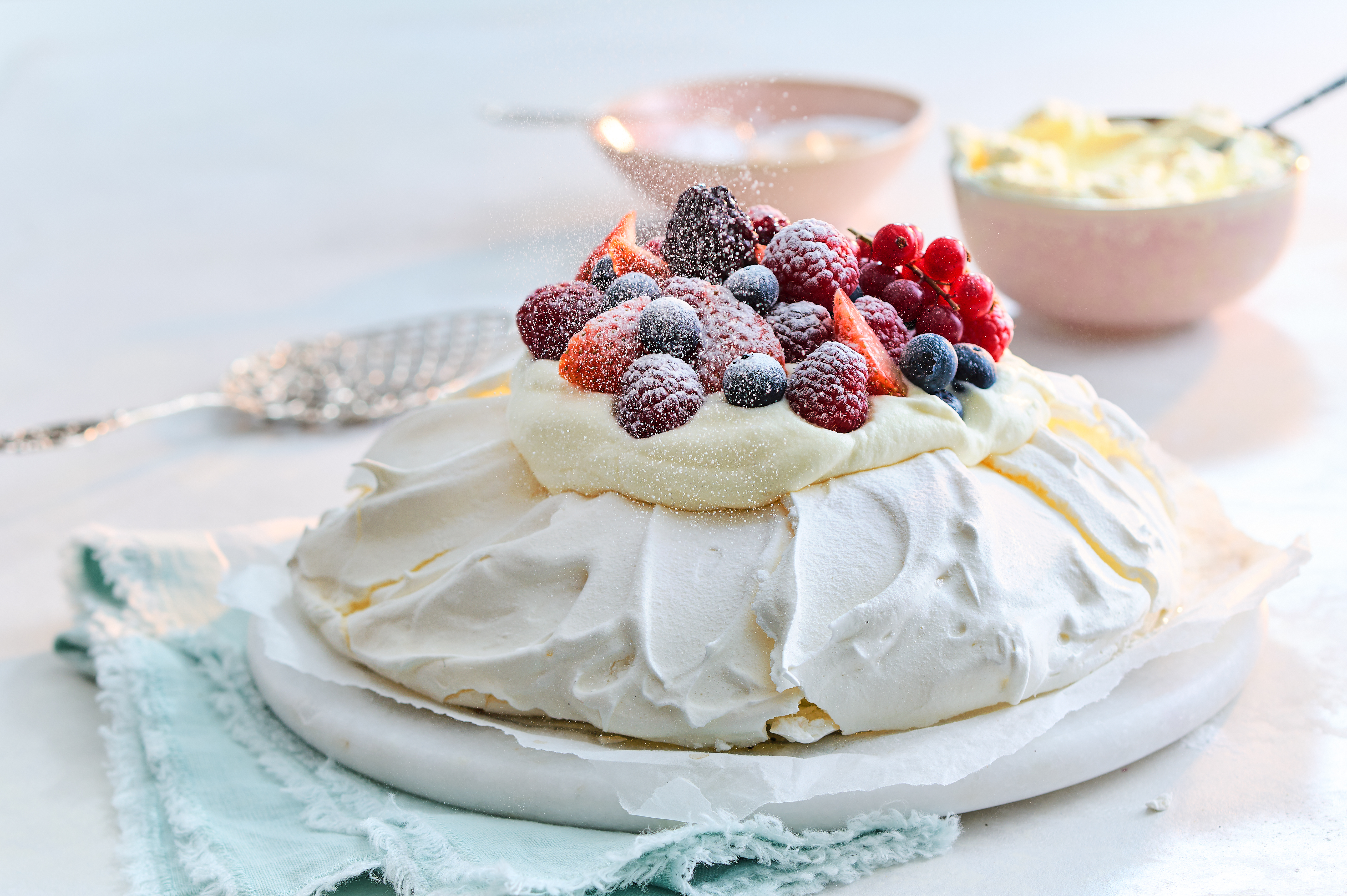 Pavlova met bosvruchten en kerstchocolade