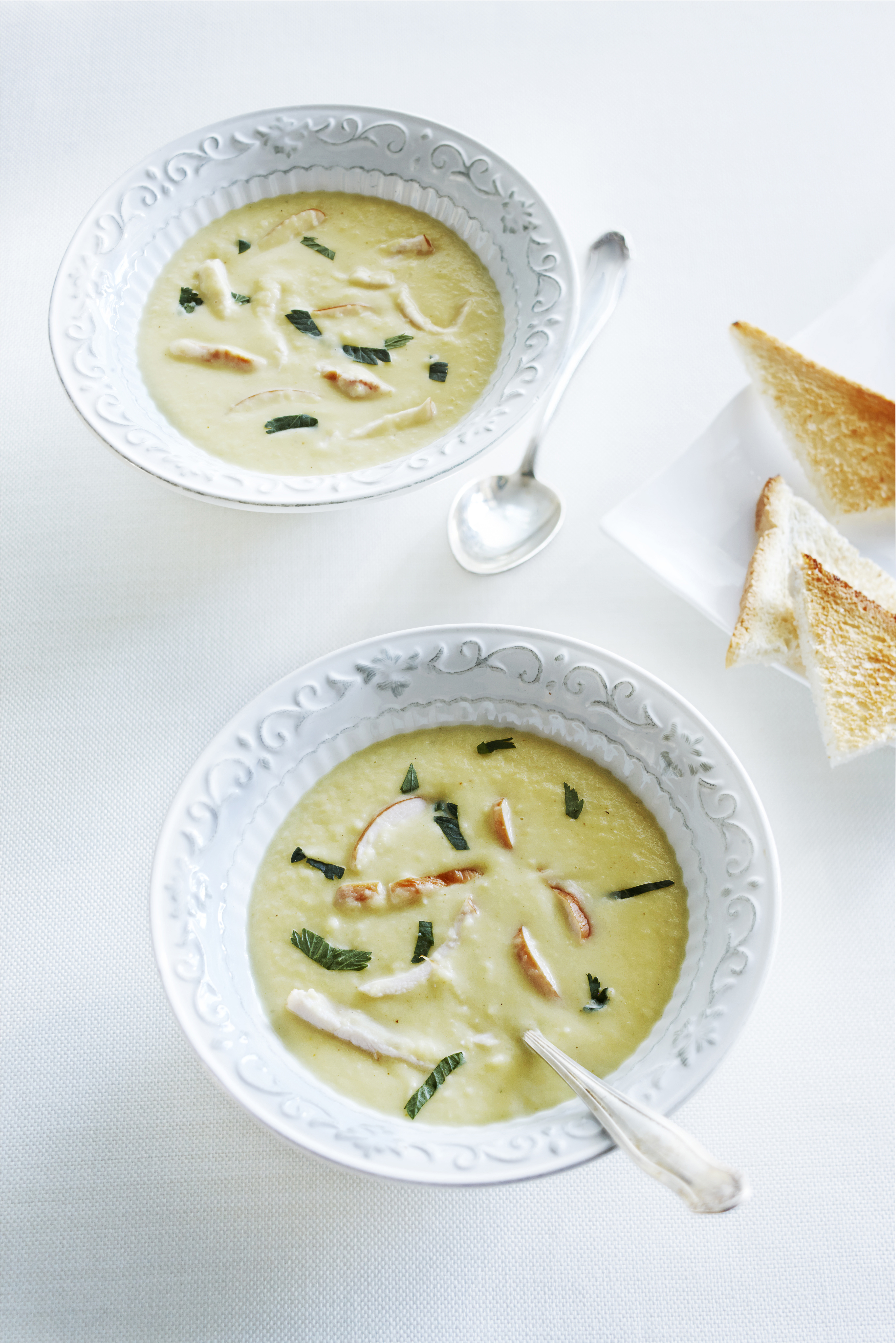 Pastinaaksoep met kip en kerrie