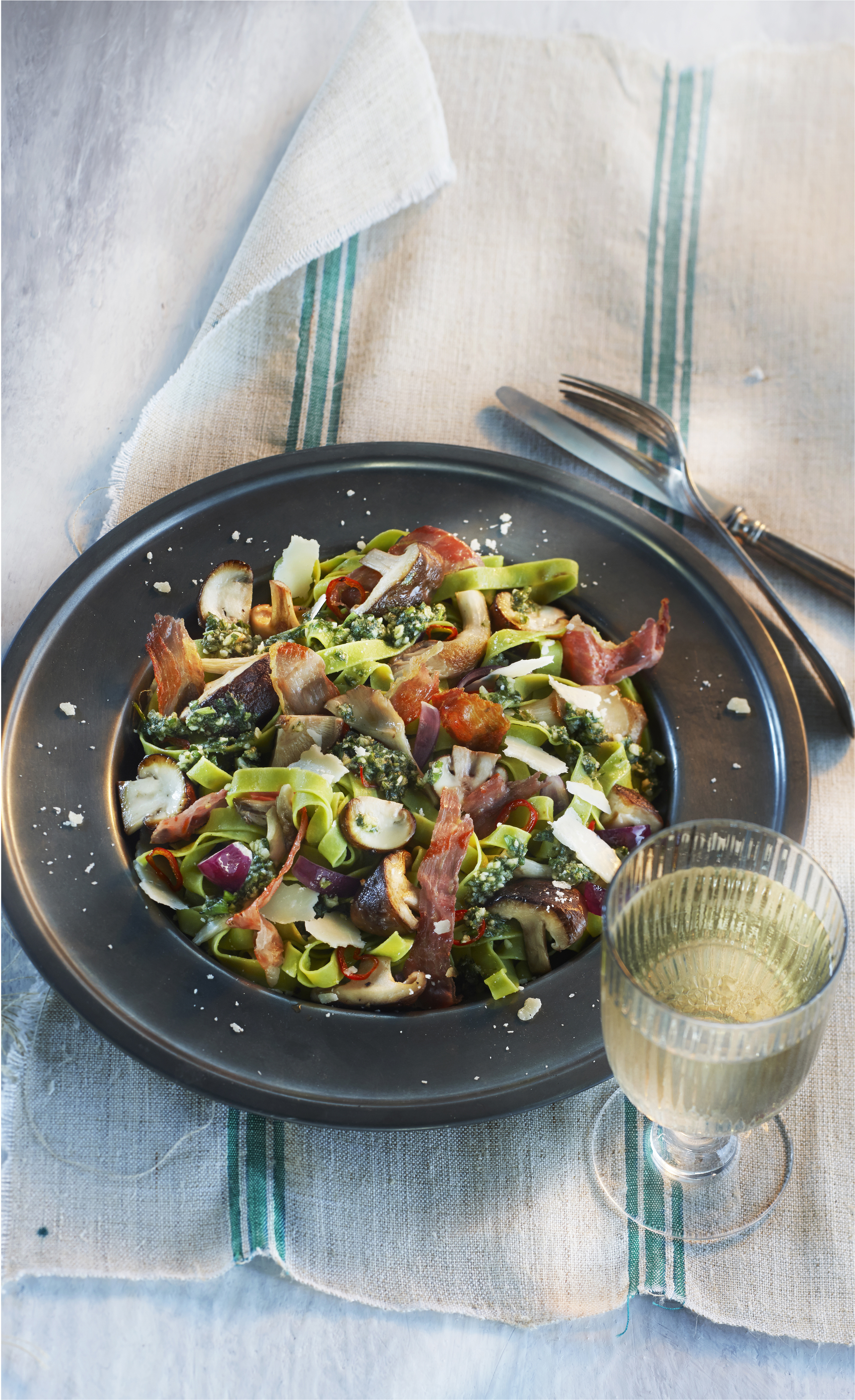 Pasta met bospaddenstoelen en rauwe ham