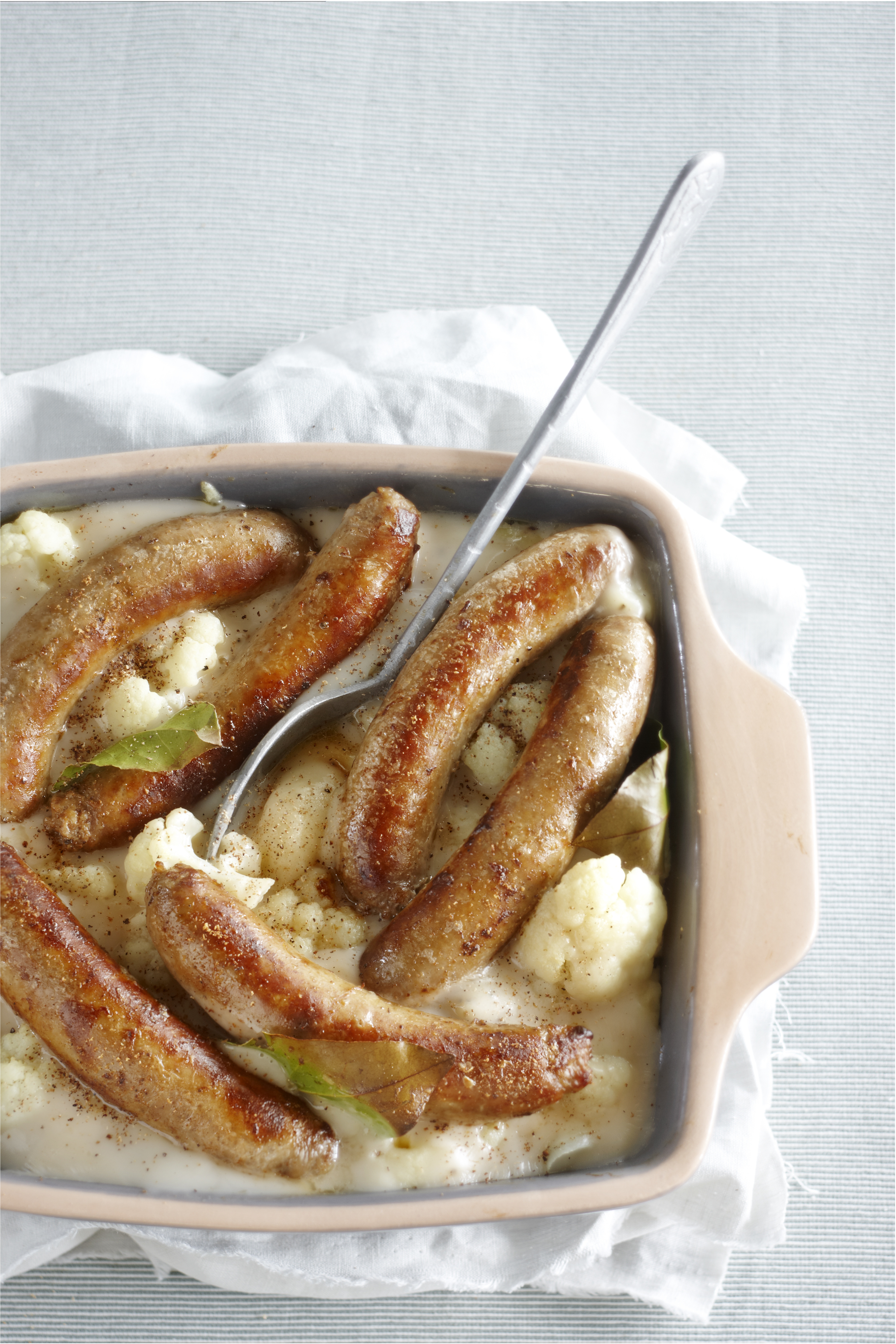 Ovenschotel met worst en bloemkool