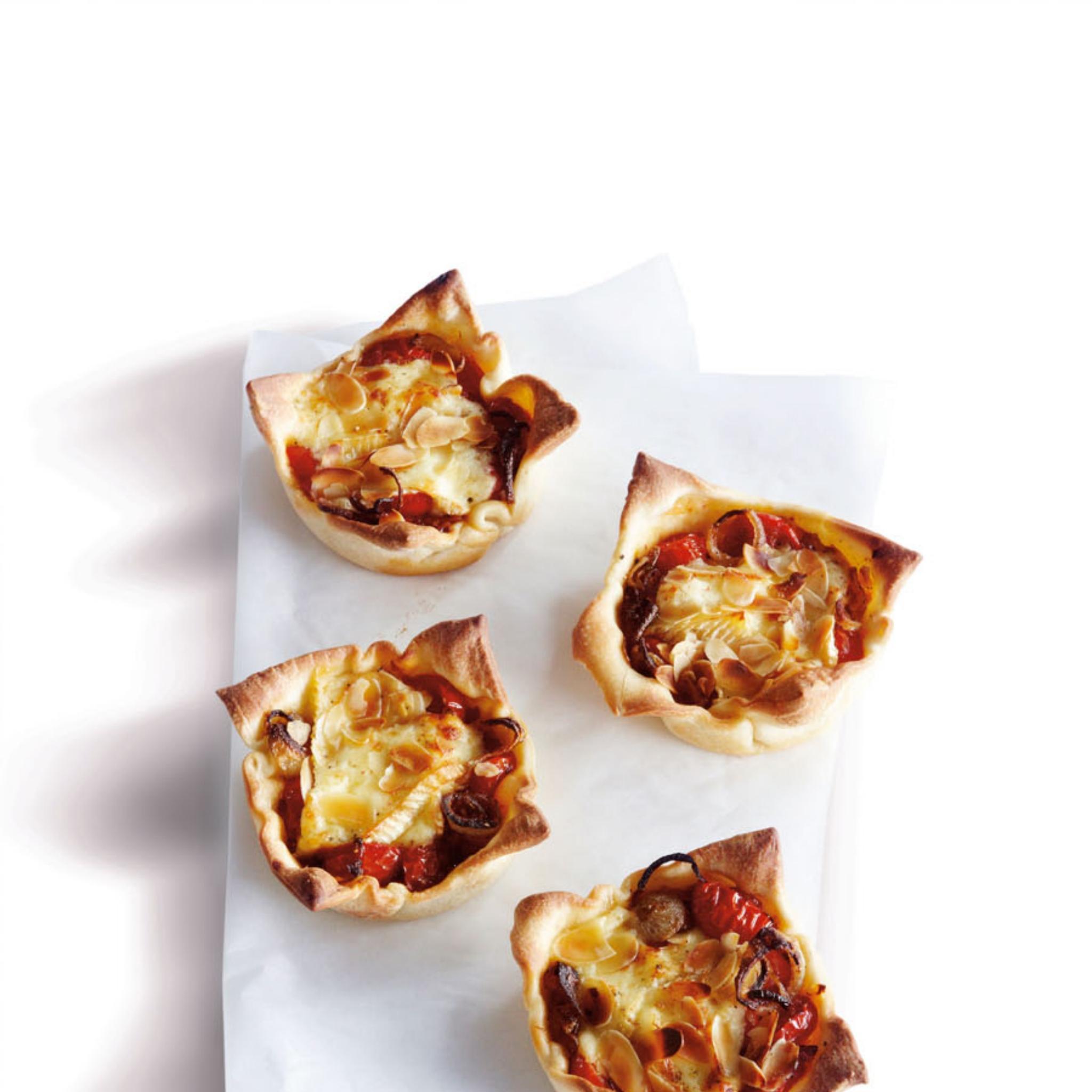 Minitaartje met zoete tomaatjes en brie