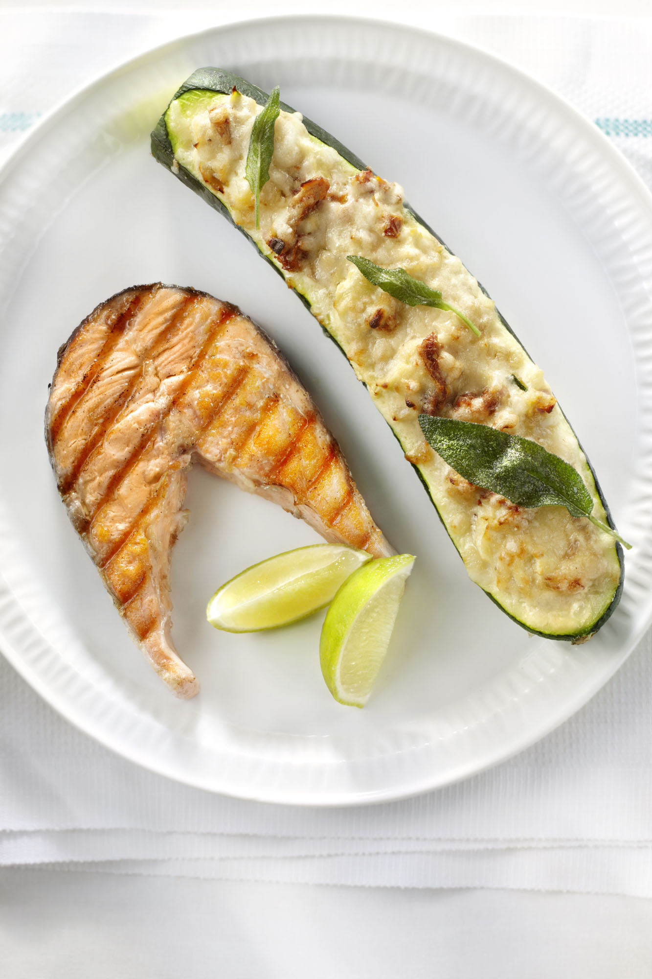 Met ricotta en salie gevulde courgette