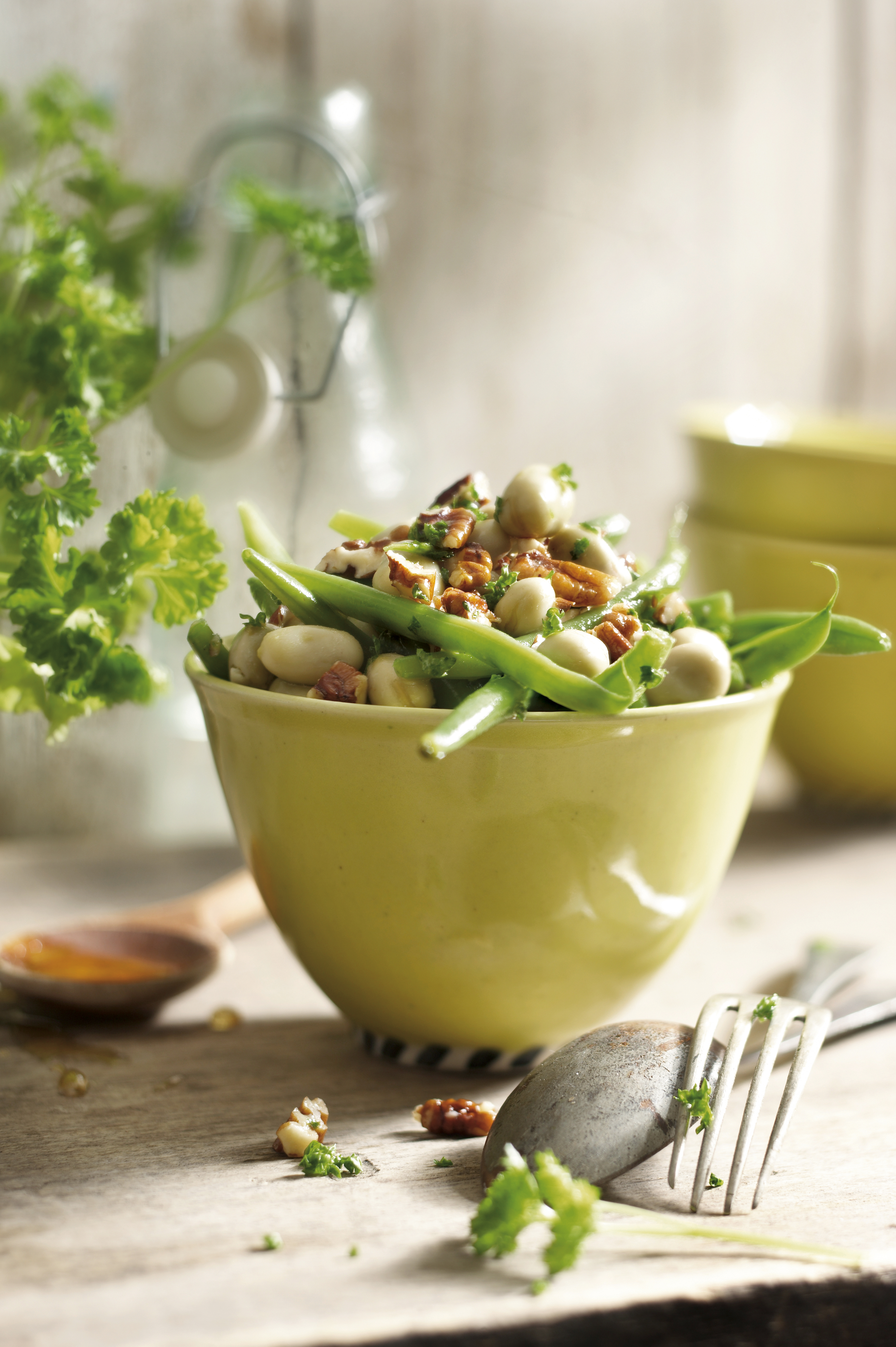 Lauwwarme salade van sperziebonen, tuinbonen en notendressing